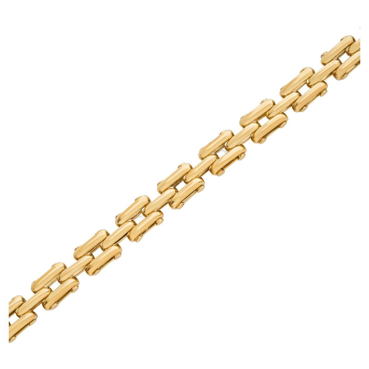 Ein Gliederarmband aus 18k Gelbgold. Das 9 mm breite Armband misst 7 Zoll in der Länge, wird mit einem großen Karabinerverschluss geschlossen und hat ein Bruttogewicht von 28,66 Gramm.

Wird komplett mit einer RichDiamonds Präsentationsbox und