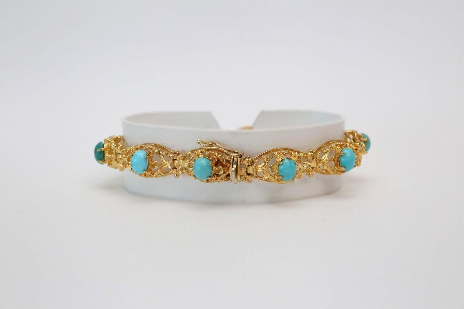 Esta elegante pulsera de oro amarillo de 18 quilates presenta una llamativa serie de paneles enlazados, cada uno de ellos diseñado con detalles de filigrana calada y ornamentada que resaltan la artesanía vintage. Engarzada en cada eslabón hay una