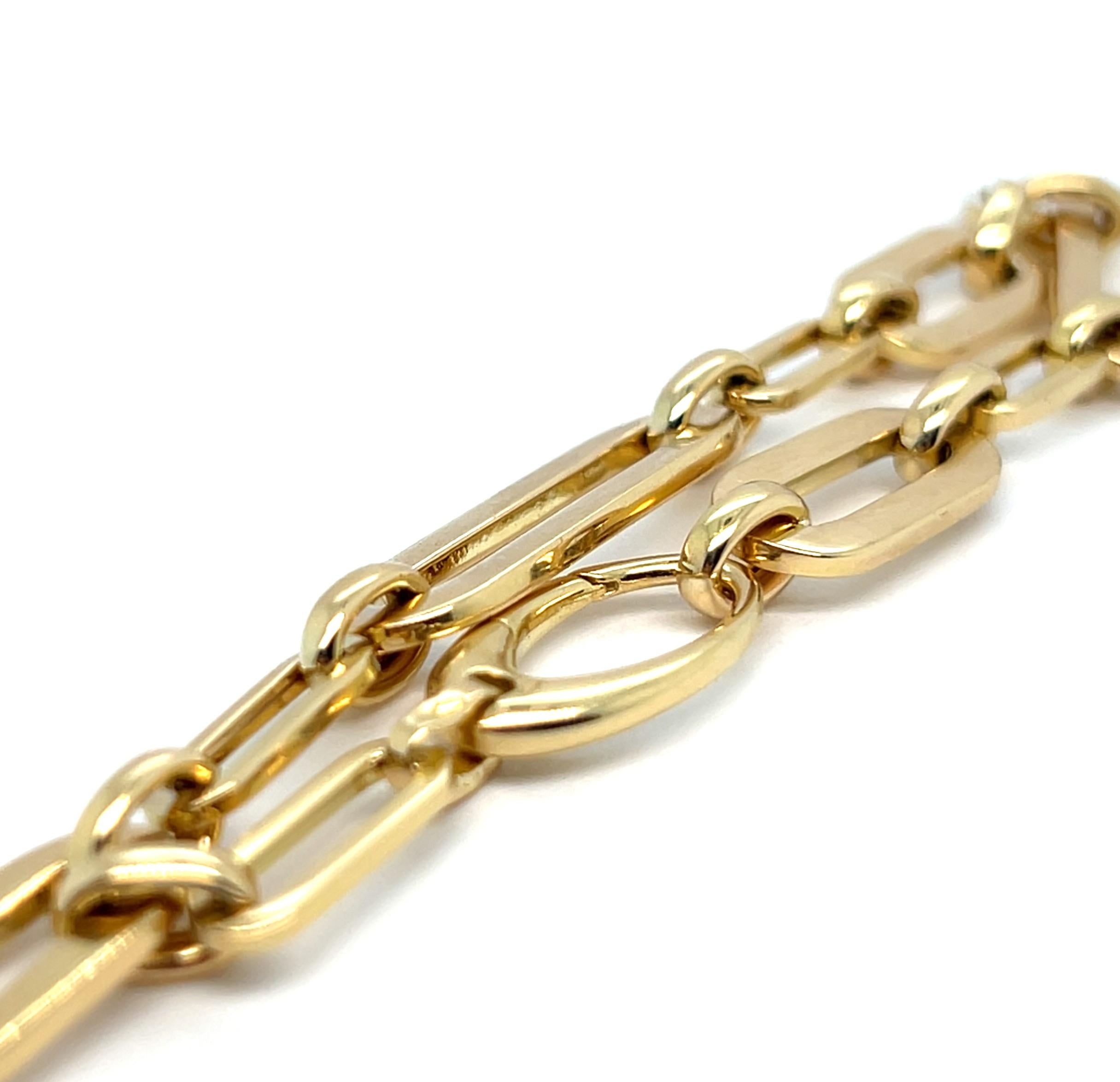 Este sofisticado brazalete de oro amarillo de 18 quilates de Mesure et Art du Temps encarna el equilibrio atemporal entre fuerza y elegancia. Compuesto por atrevidos eslabones entrelazados, combina la pureza del oro con la geometría fluida del