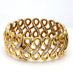 18K Yellow Gold Link Bracelet with 4.5 Carat Tapered Baguette I-VS1 Diamonds