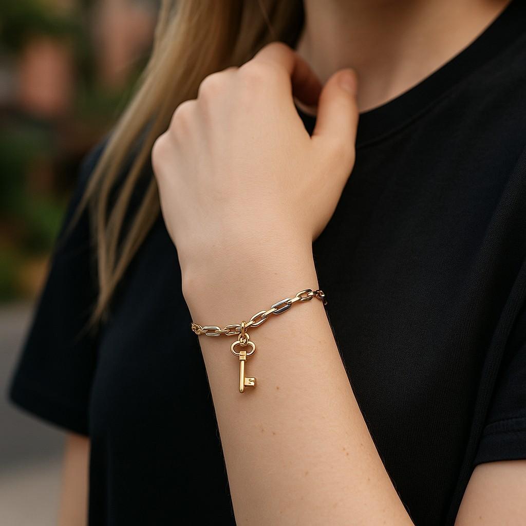 Un symbole intemporel d'Elegance et de possibilités
Rehaussez votre collection de bijoux avec cet exquis bracelet pour femmes en or jaune 18 carats, orné d'une délicate breloque en forme de clé. Cette pièce allie harmonieusement un design classique