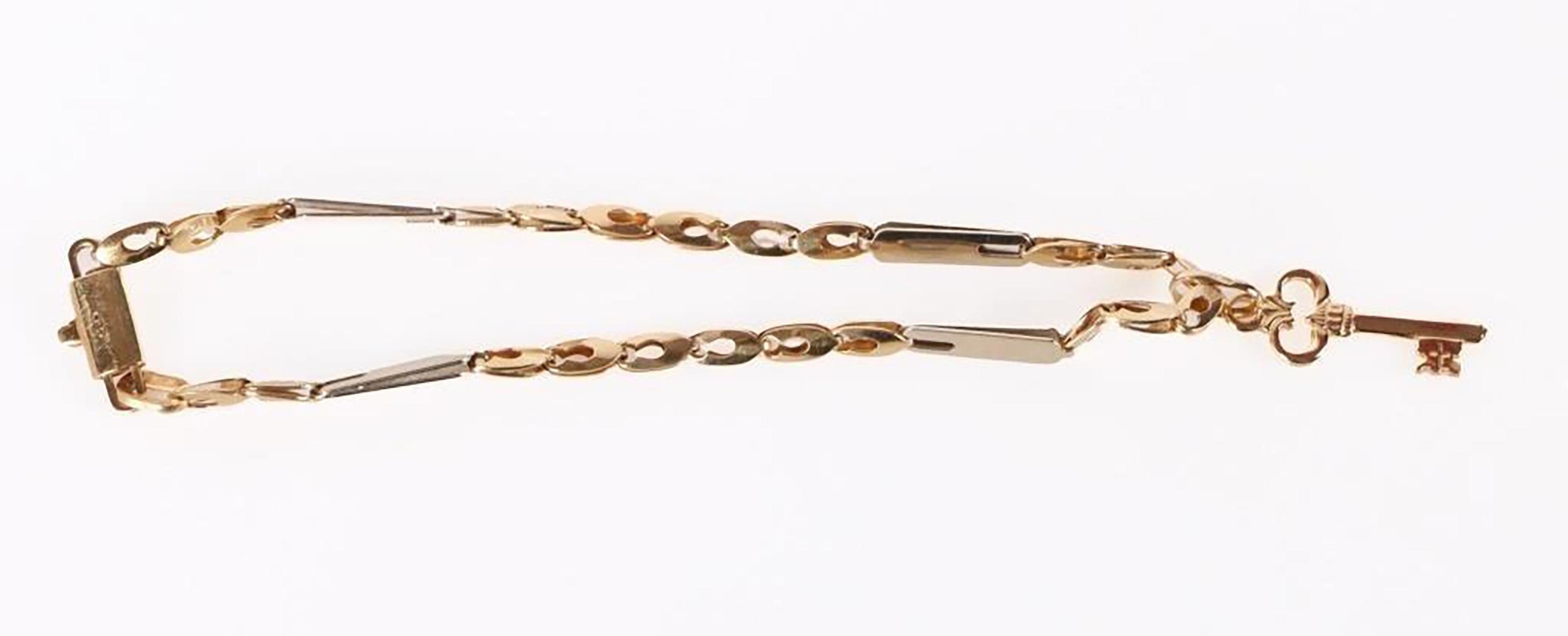 Bracelet à maillons en or jaune 18 carats avec breloque à clé en vente 1