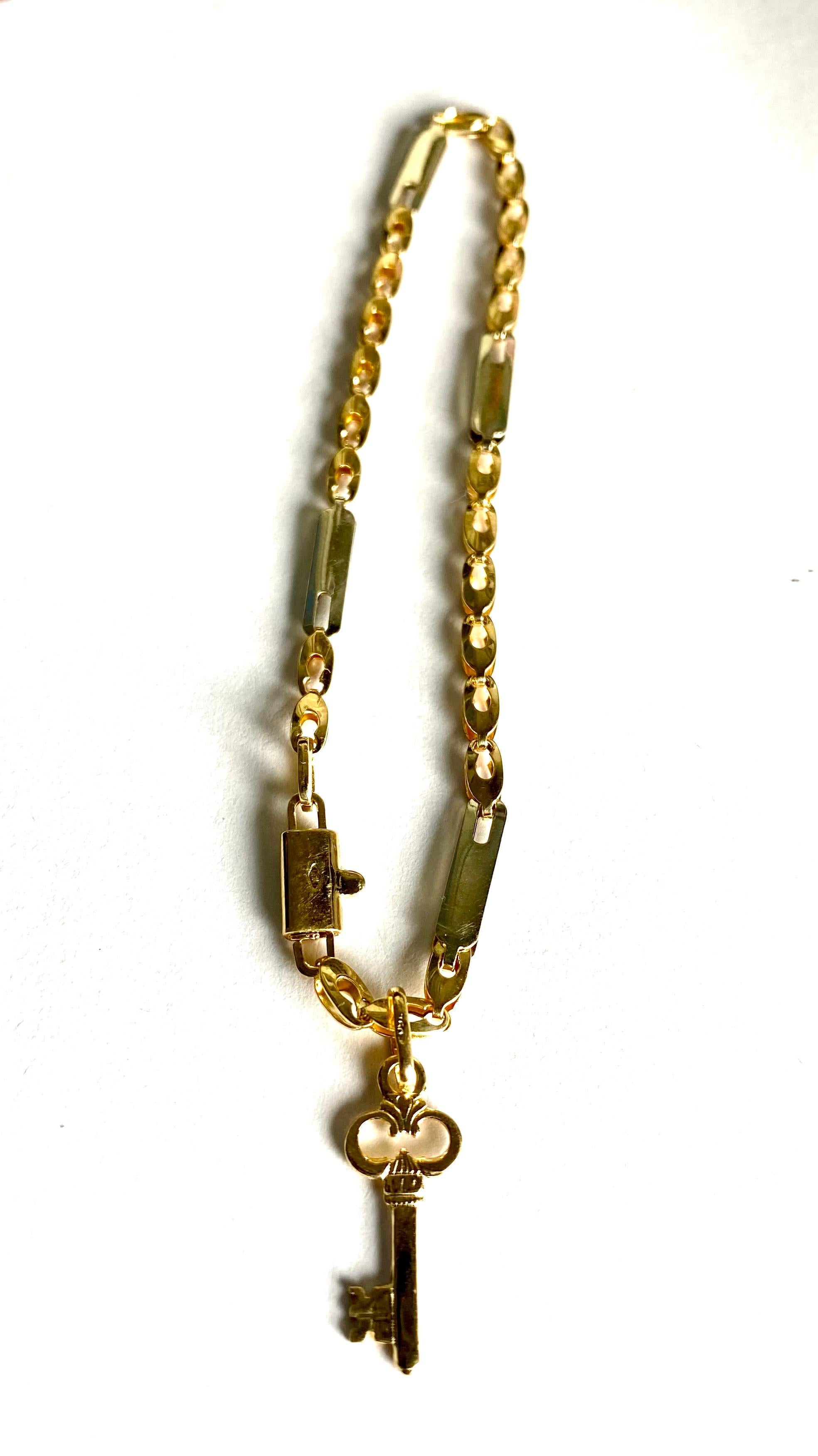 Bracelet à maillons en or jaune 18 carats avec breloque à clé en vente 3