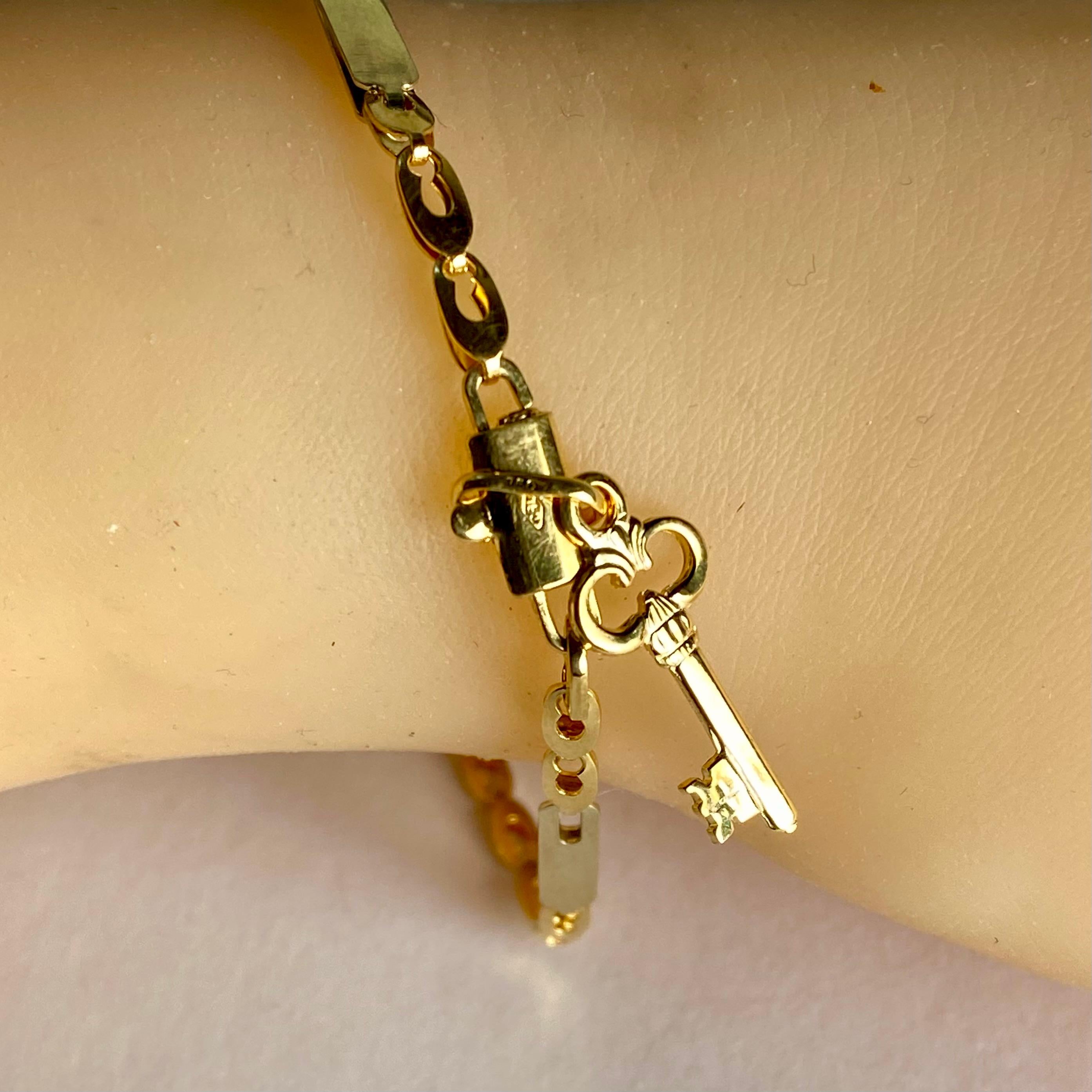 Bracelet à maillons en or jaune 18 carats avec breloque à clé Pour femmes en vente
