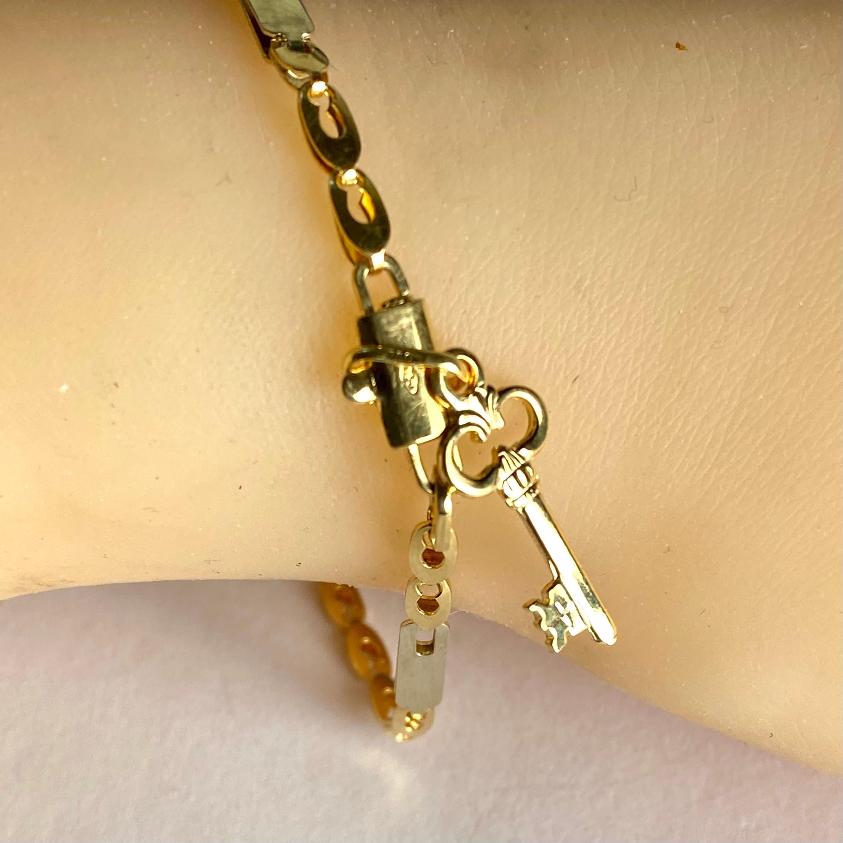 Bracelet à maillons en or jaune 18 carats avec breloque à clé en vente 5