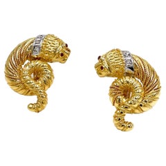 Boucles d'oreilles lion en or jaune 18 carats avec diamants et rubis