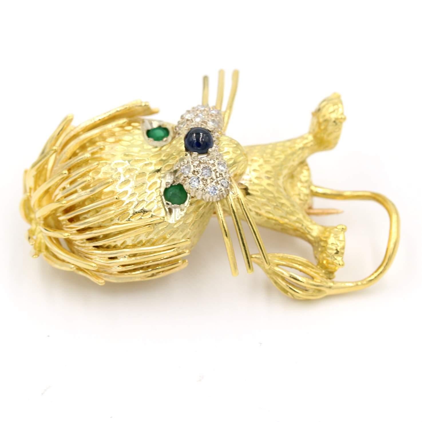 18K Yellow Gold Lion Pin with Sapphire Emerald and Diamond Accents In Good Condition For Sale In Naples, FL
