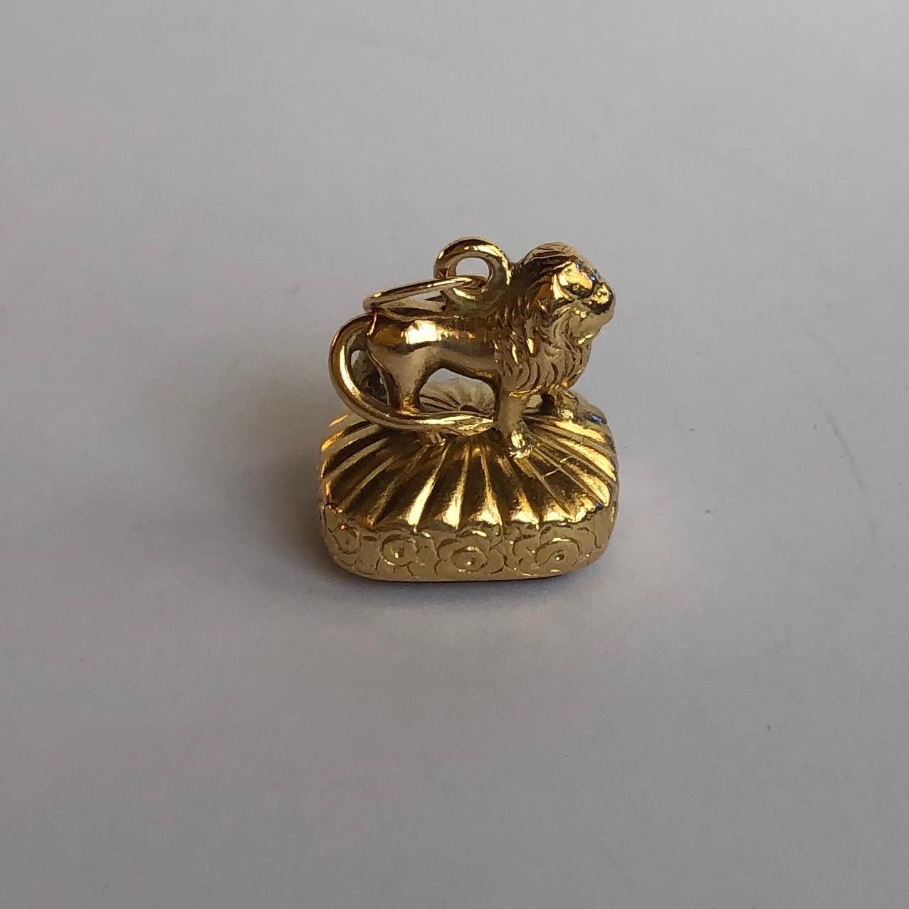 Cushion Cut Hand Carved Lion Cornelian on 18 Karat Yellow Gold Seal