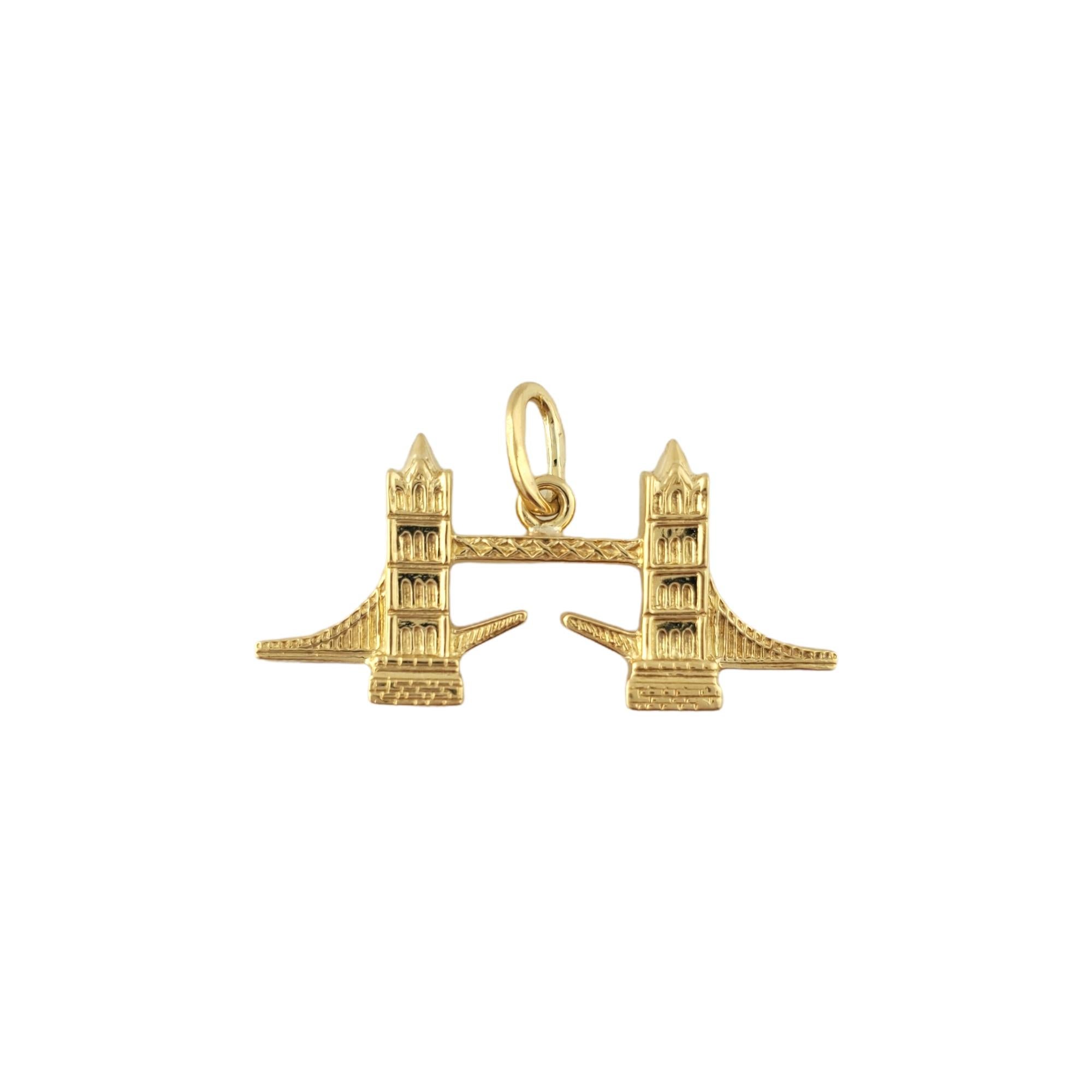 Vintage 18K Yellow Gold London Bridge Charm

This beautifully detailed piece models the London Bridge, built in 1967, with intricate designs in 18K yellow gold.

Size: 30 mm X 13 mm

Weight 4.5 g/ 2.8 dwt

Hallmark: 750

Very good condition,