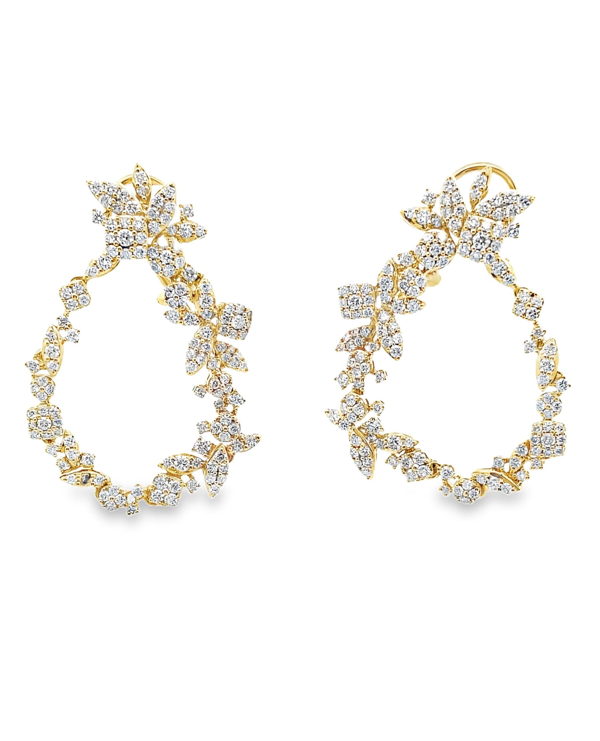 Vielseitige und einzigartige Ohrringe aus 18 Karat Gelbgold mit 274 runden Diamanten im Brillantschliff von insgesamt 3,19 Karat. Kann gerade, lang oder kurz, birnenförmig getragen werden. 

- Diamanten sind G/H Farbe, SI Klarheit.
- 3,5 Zoll lang,