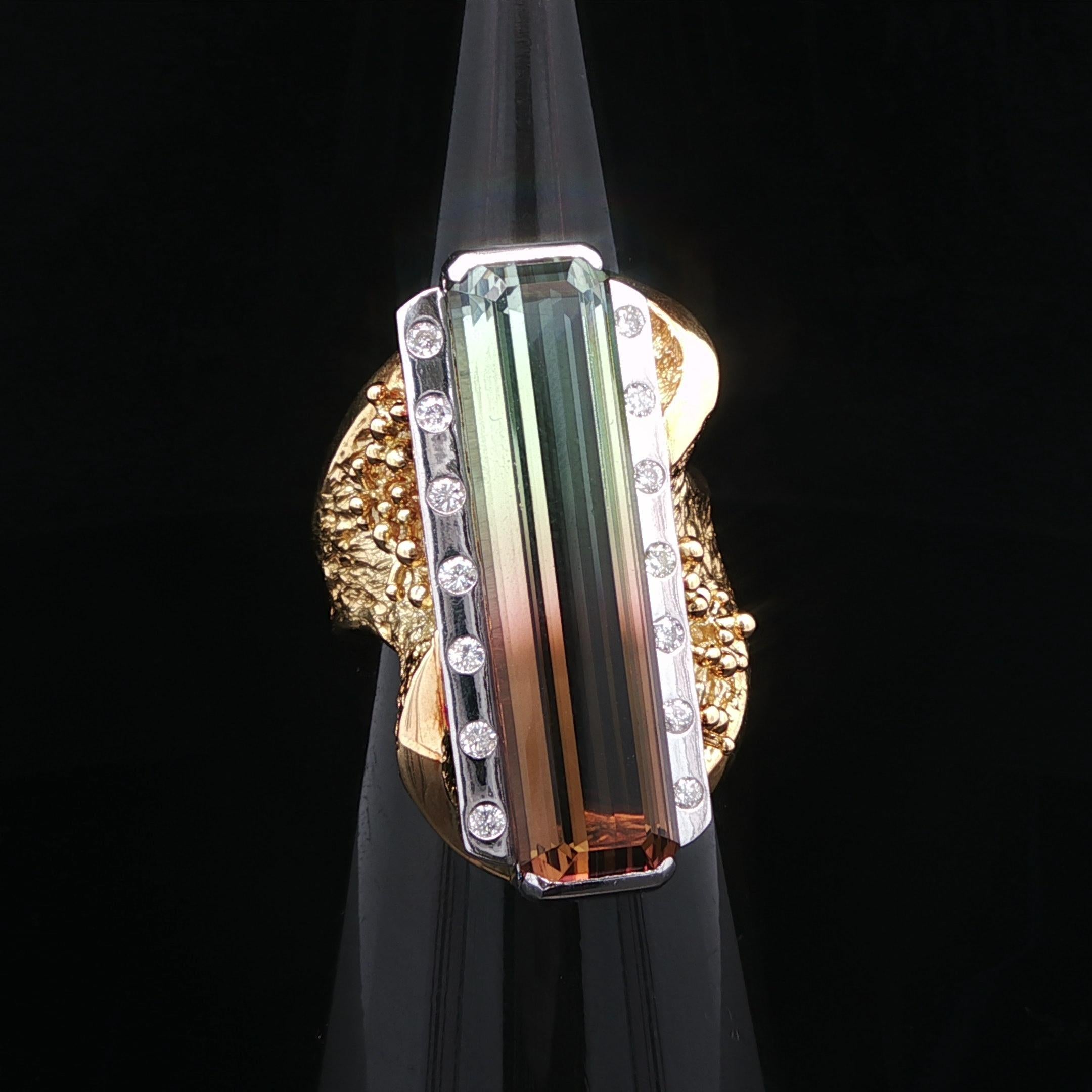 -A. Stone: -
(1) Tormalina naturale autentica - Taglio a gradino rettangolare - Incastonatura a canale - Bi-colore dal rosa bruno al verde menta - 26,5 x 7,33 mm (circa) - 11,07ctw (esatto)
(14) Diamanti naturali autentici - taglio rotondo brillante