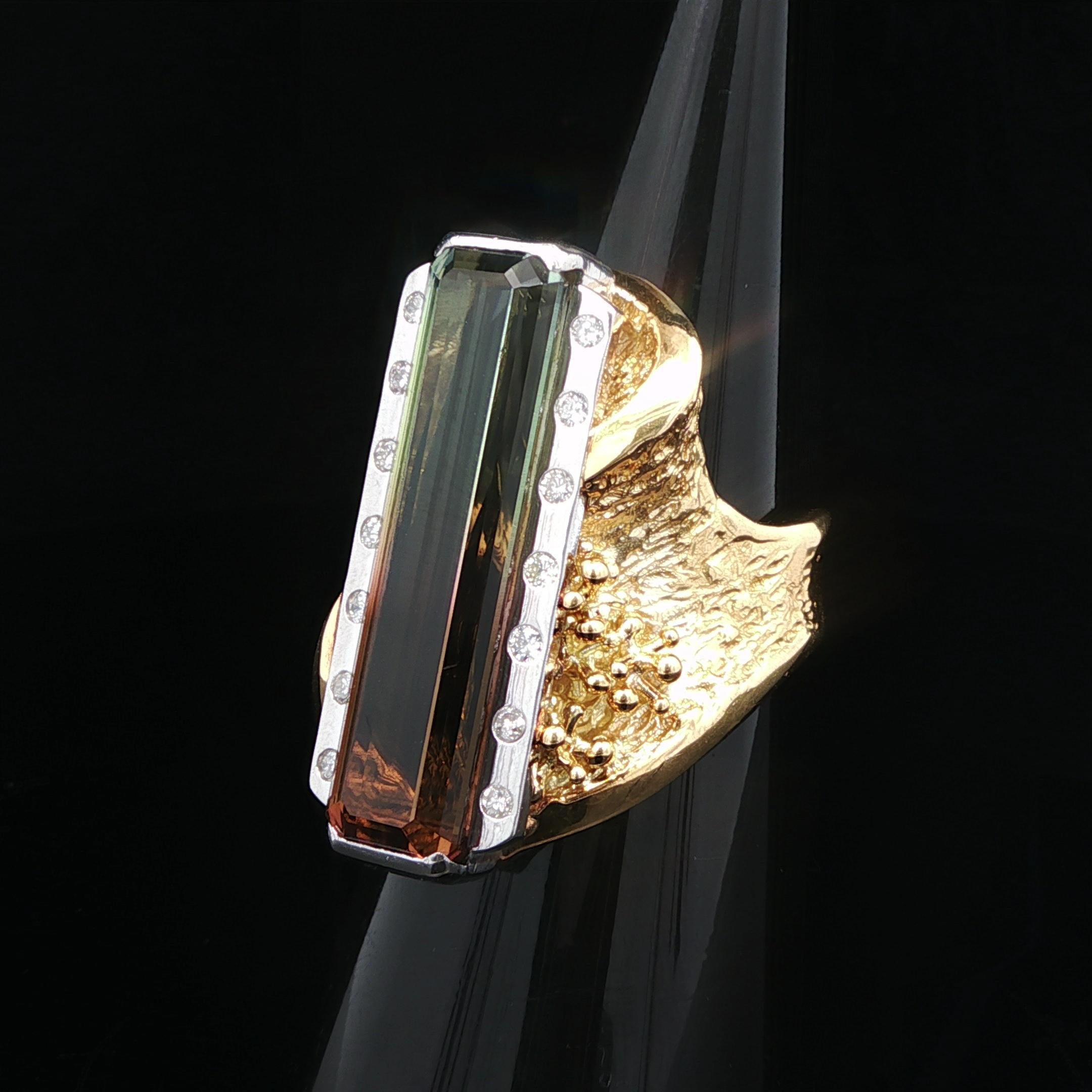 Taglio brillante Anello lungo in oro giallo 18k con tormalina bicolore e diamanti da 11,32 ct. in vendita
