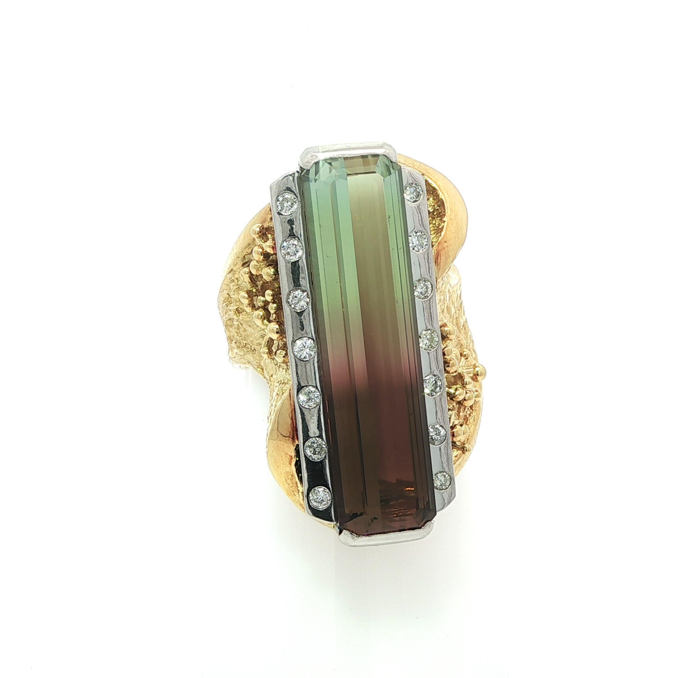 Anello lungo in oro giallo 18k con tormalina bicolore e diamanti da 11,32 ct. In condizioni ottime in vendita a Montclair, NJ