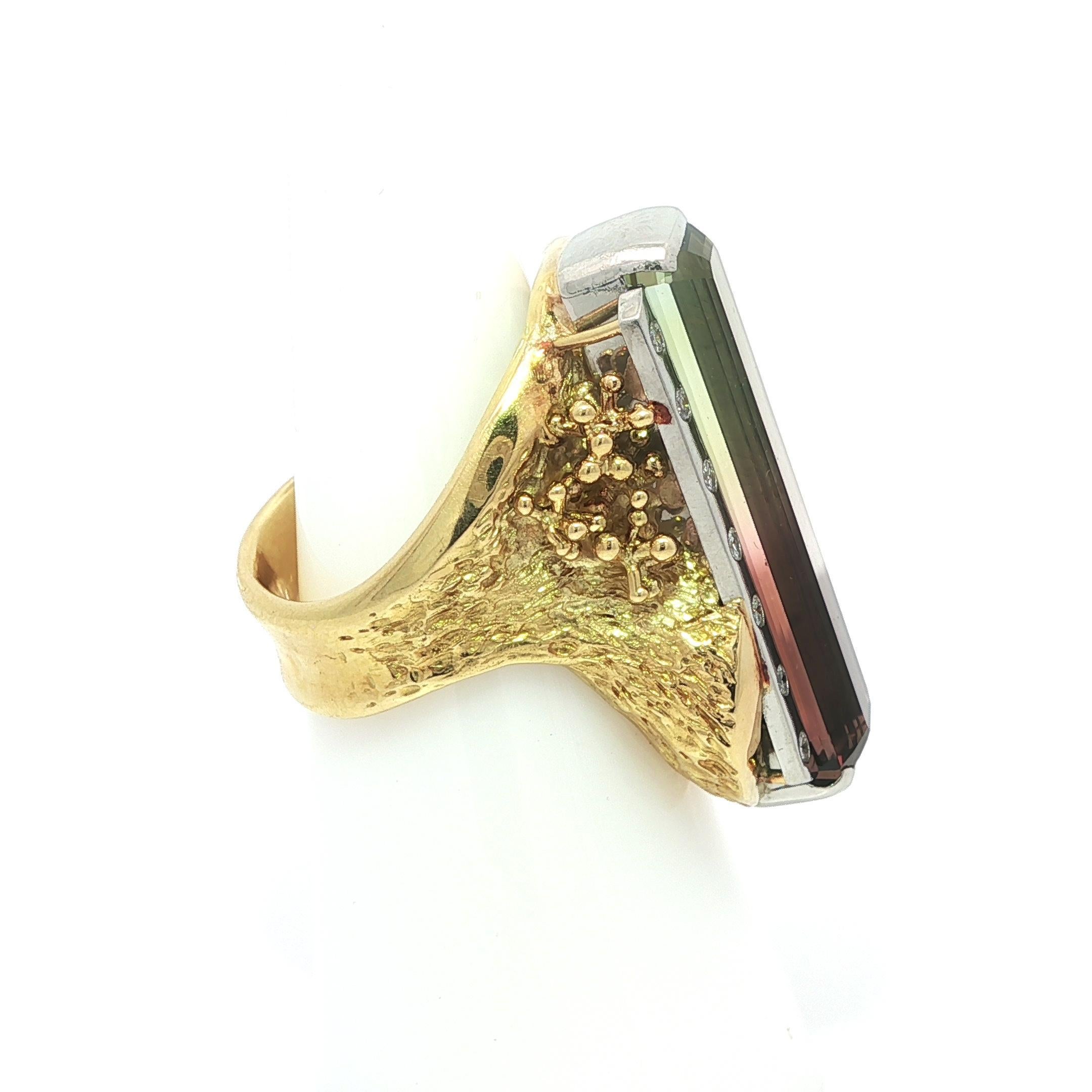 Anello lungo in oro giallo 18k con tormalina bicolore e diamanti da 11,32 ct. in vendita 2