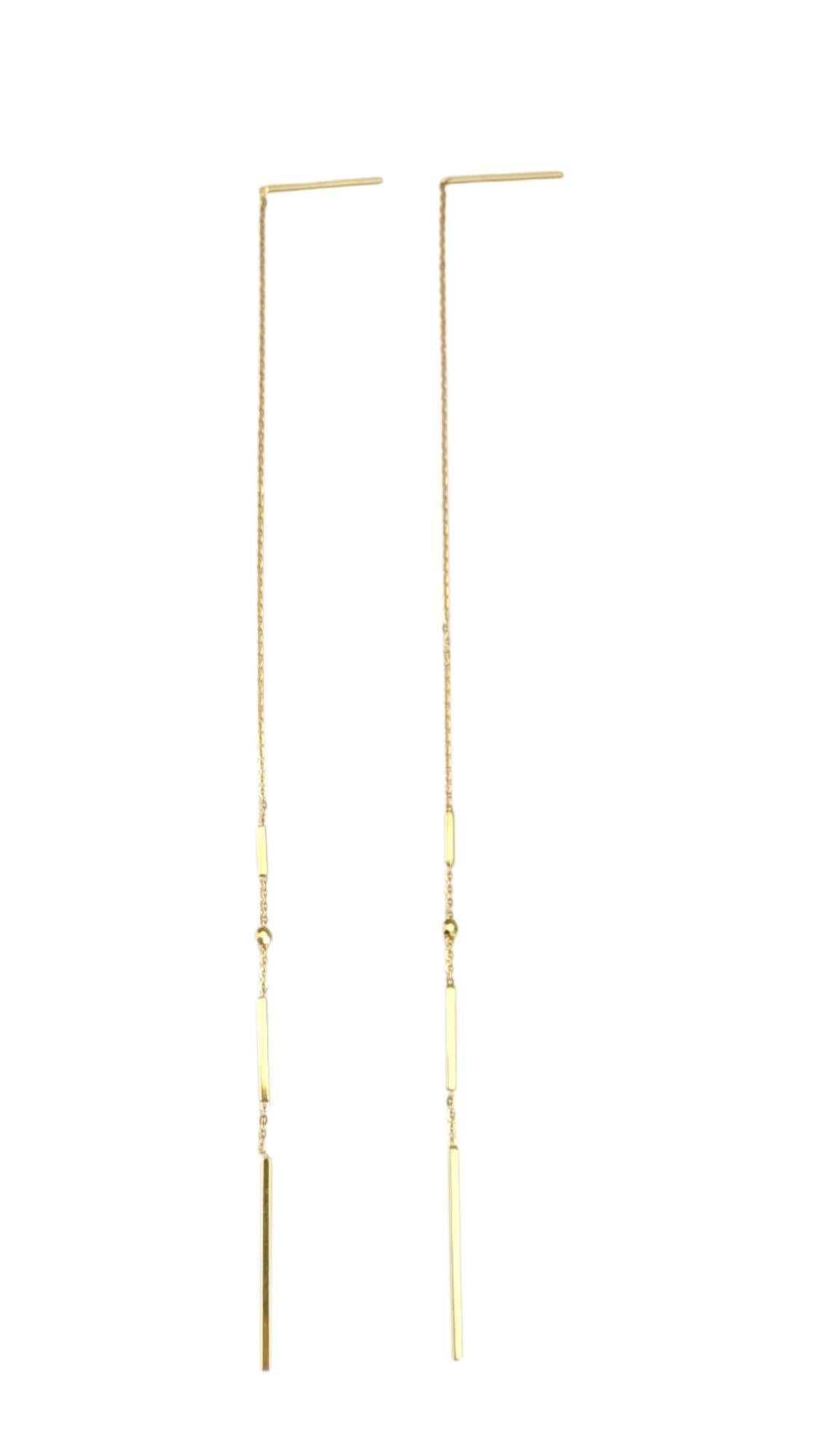 Orecchini a filo lungo in oro giallo 18K -

Questi orecchini a filetto in oro giallo 18 carati presentano un design elegante e minimalista che scivola senza sforzo attraverso l'orecchio per un look delicato e moderno. Leggeri ed eleganti, aggiungono