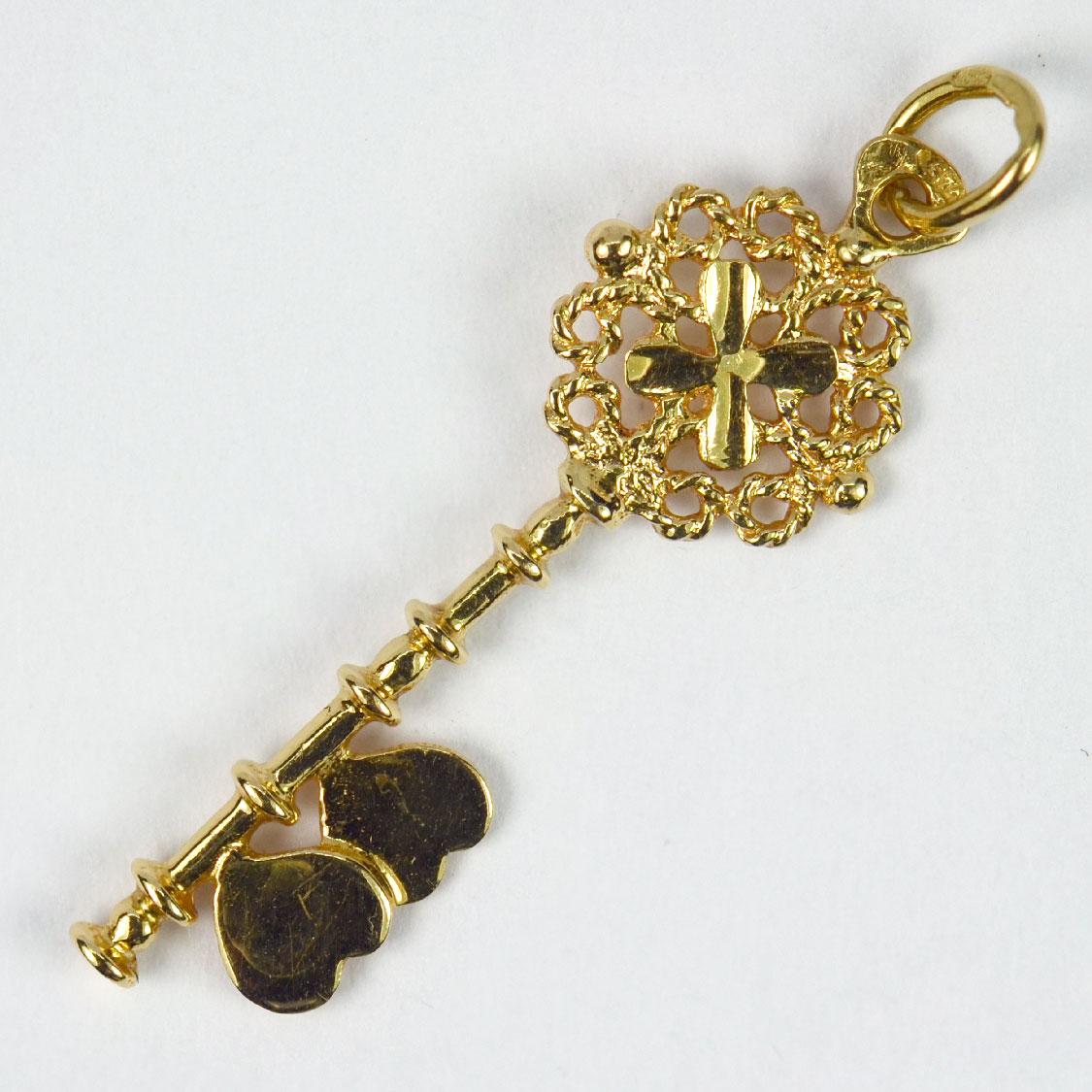 18K Yellow Gold Love Heart Key Charm Pendant In Good Condition For Sale In London, GB