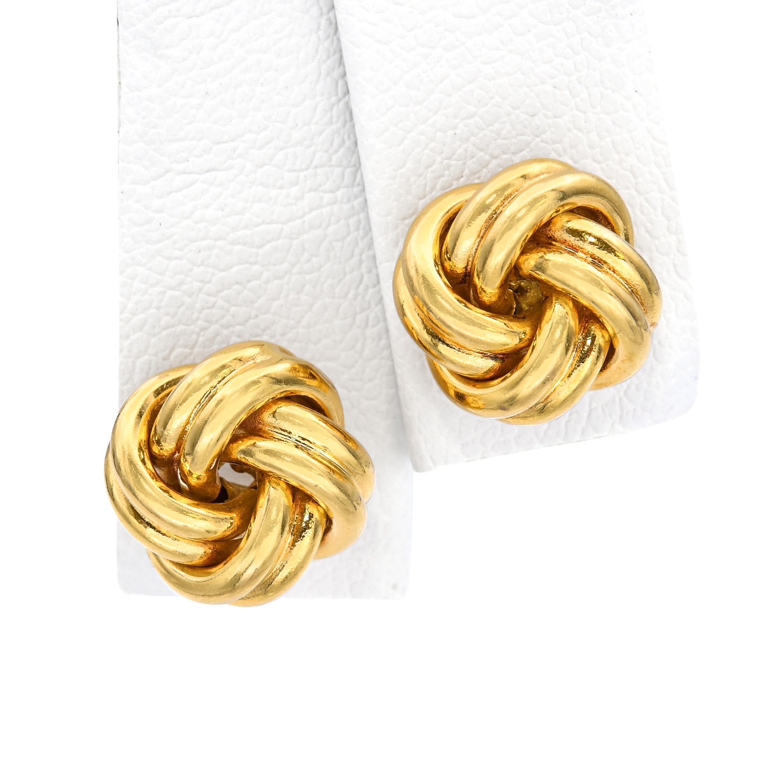 Intemporelles et élégantes, ces boucles d'oreilles en or jaune 18 carats présentent un nœud d'amour classique symbolisant l'unité et la connexion durable. Les boucles entrelacées et très polies créent une dimension et une brillance douces, ce qui en