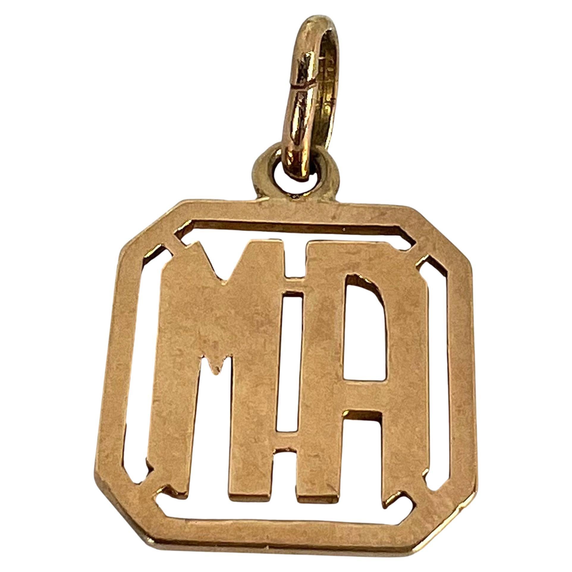 Pendentif breloque en or jaune 18 carats avec monogramme MA ou AM en vente