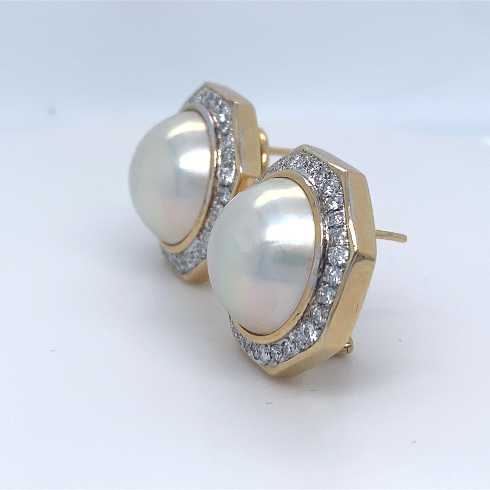 Taille ronde Boucles d'oreilles huggies en or jaune 18 carats, perles Mabe et diamants 2,24 carats 19,1 grammes en vente