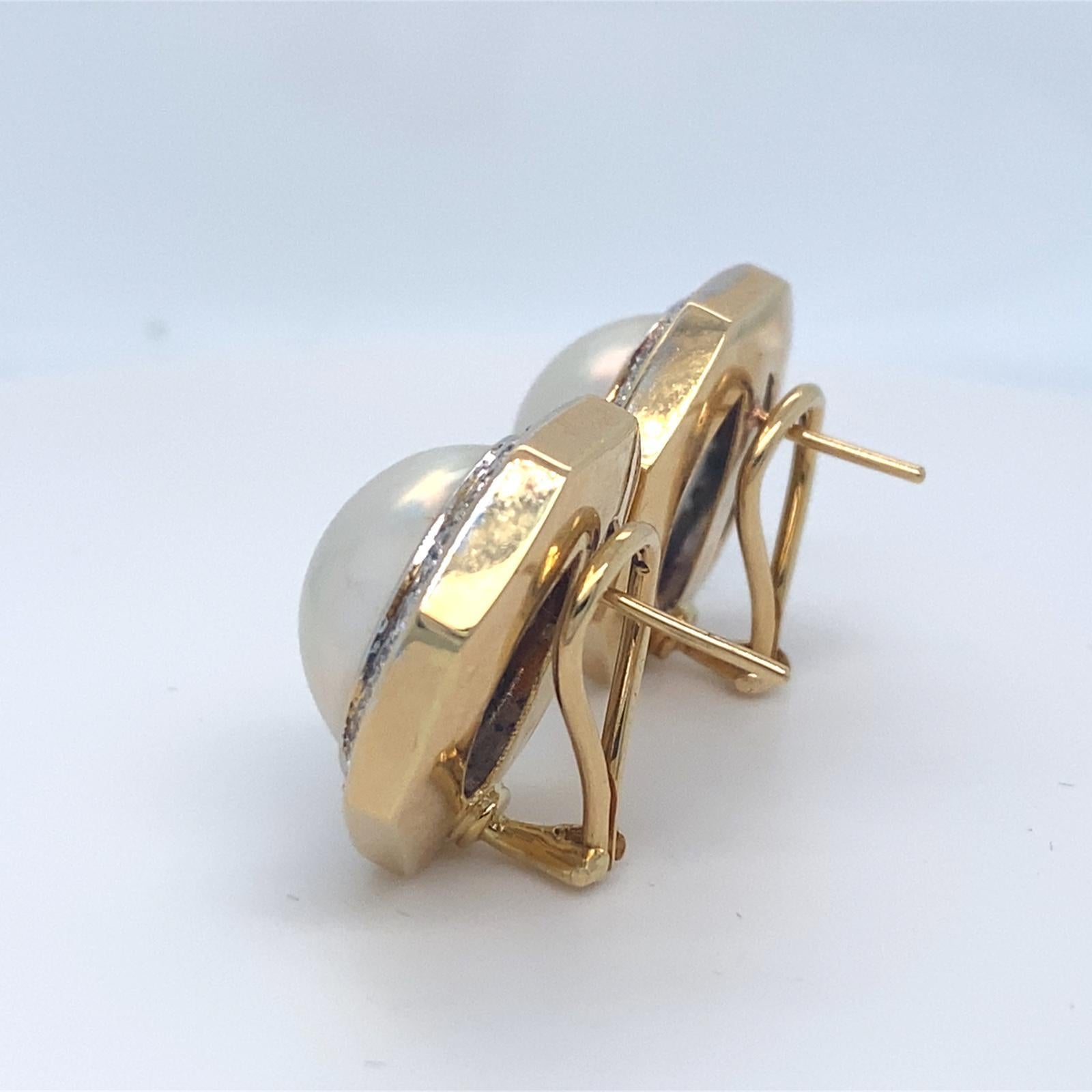 Boucles d'oreilles huggies en or jaune 18 carats, perles Mabe et diamants 2,24 carats 19,1 grammes Bon état - En vente à Sherman Oaks, CA