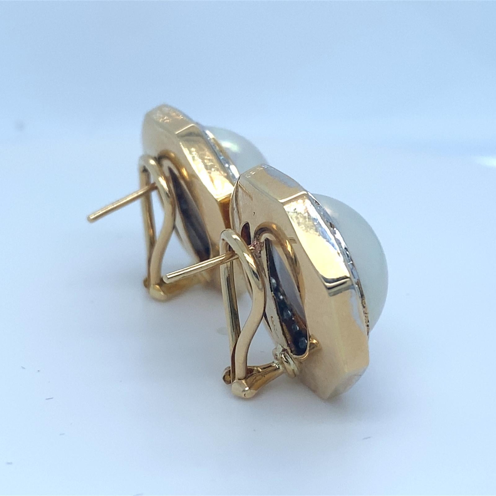 Boucles d'oreilles huggies en or jaune 18 carats, perles Mabe et diamants 2,24 carats 19,1 grammes en vente 2