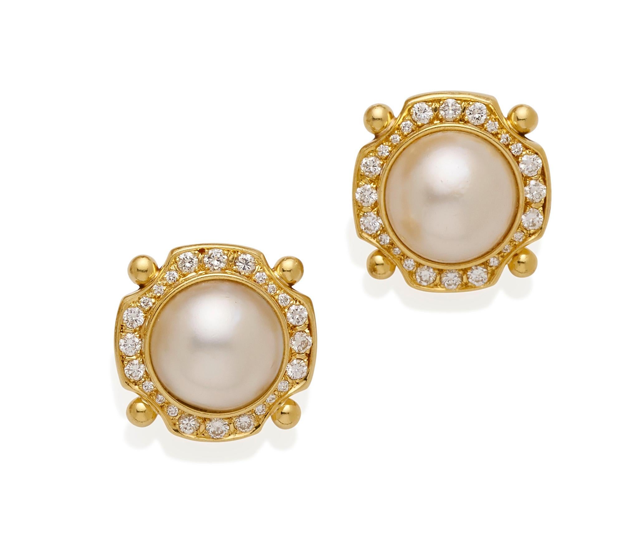 Superbes boucles d'oreilles en perles de culture Mabel serties dans des montures uniques en or jaune 18 carats et rehaussées de diamants
Poids total des diamants = 2,25 ct
Perle de culture Mabe blanche argentée d'un diamètre d'environ 16-17