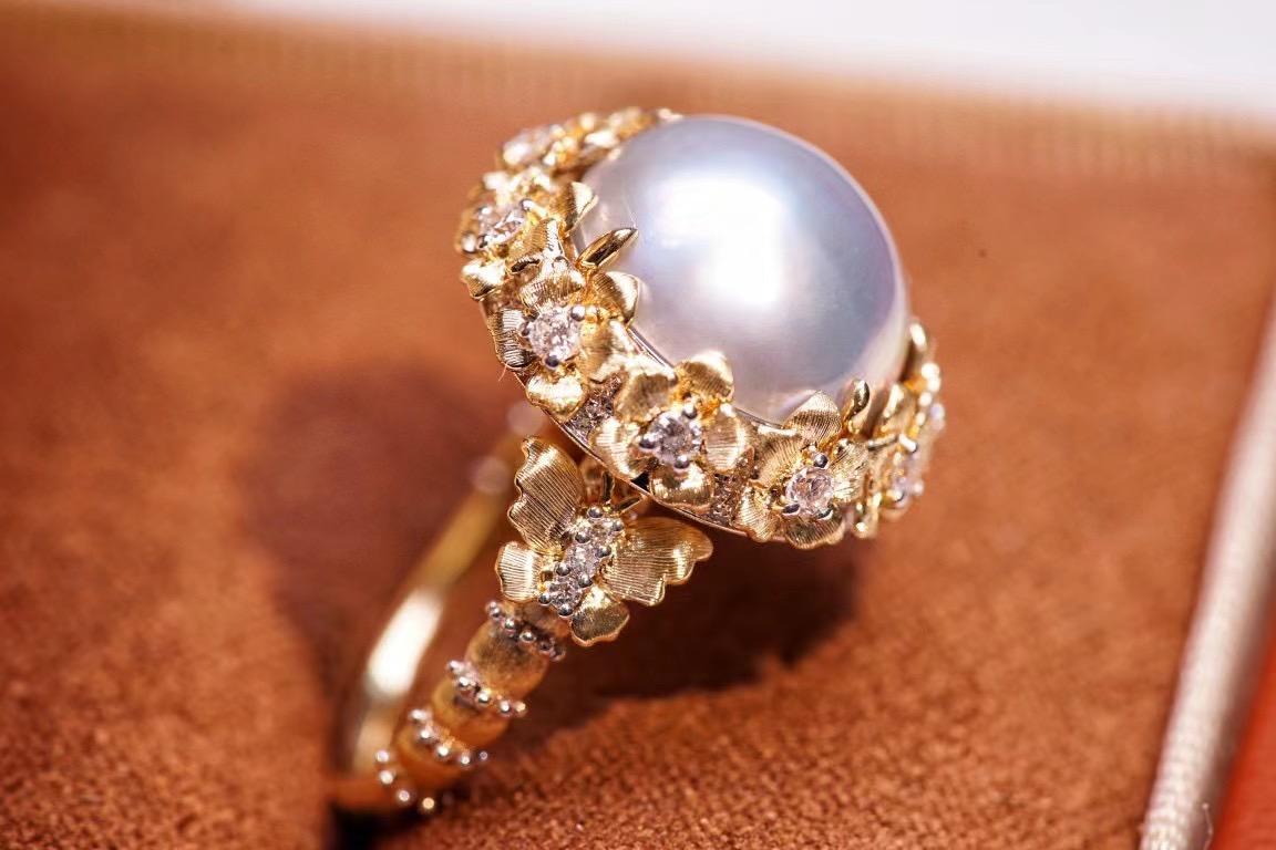 Moderne Bague cocktail fleur en or jaune 18 carats, perle Mabe et diamants en vente