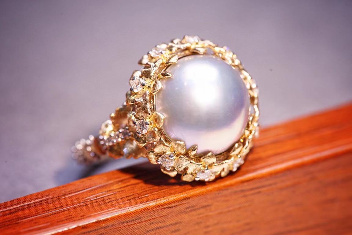 Taille ronde Bague cocktail fleur en or jaune 18 carats, perle Mabe et diamants en vente