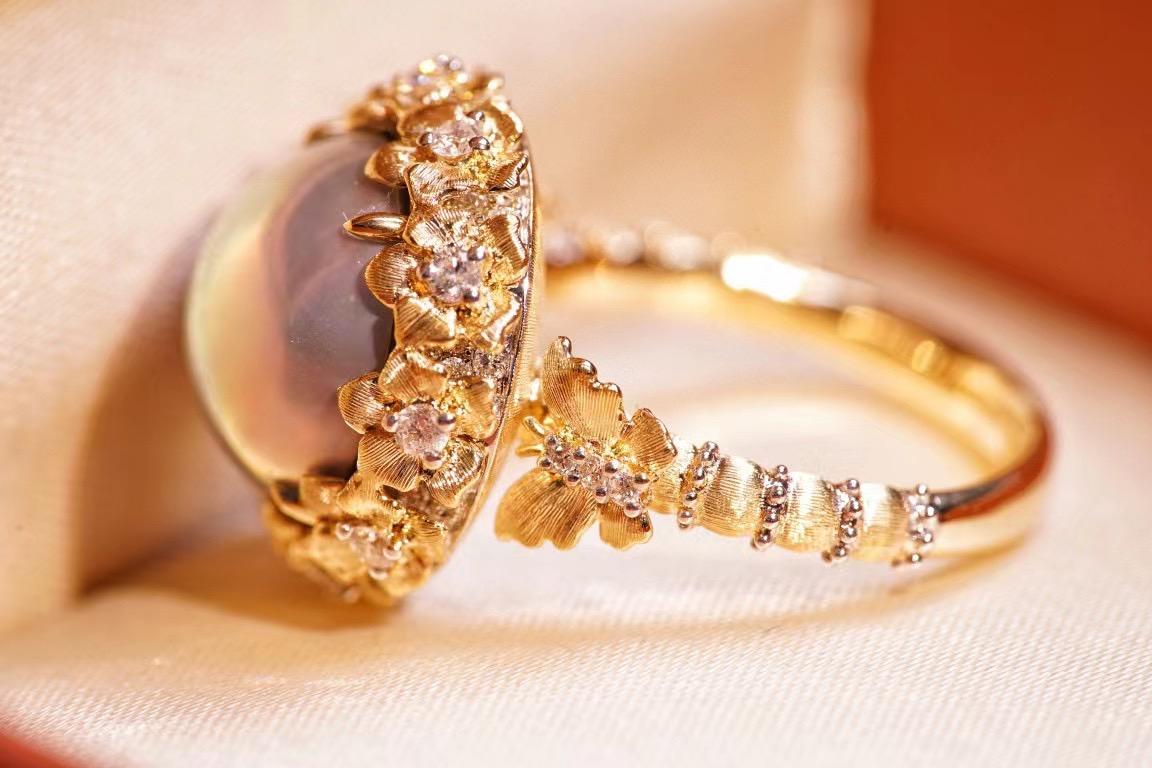 Bague cocktail fleur en or jaune 18 carats, perle Mabe et diamants Neuf - En vente à Kowloon, HK