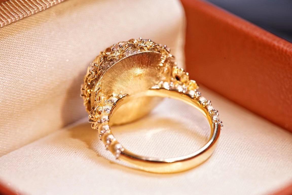 Bague cocktail fleur en or jaune 18 carats, perle Mabe et diamants Unisexe en vente