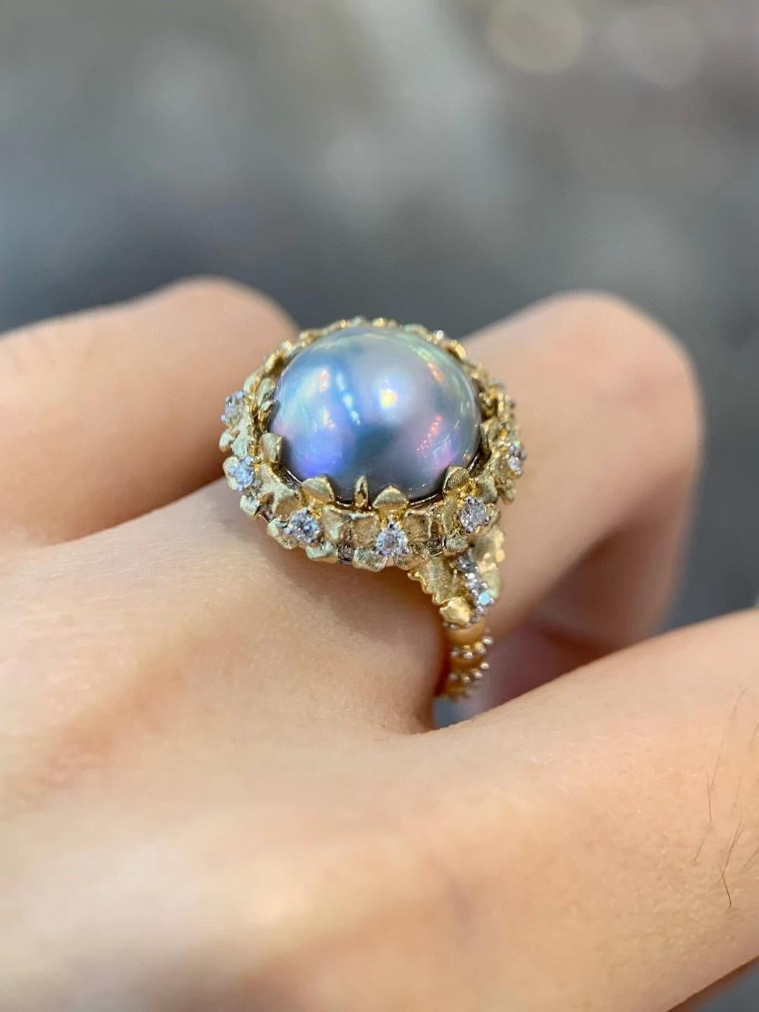 Bague cocktail fleur en or jaune 18 carats, perle Mabe et diamants en vente 1