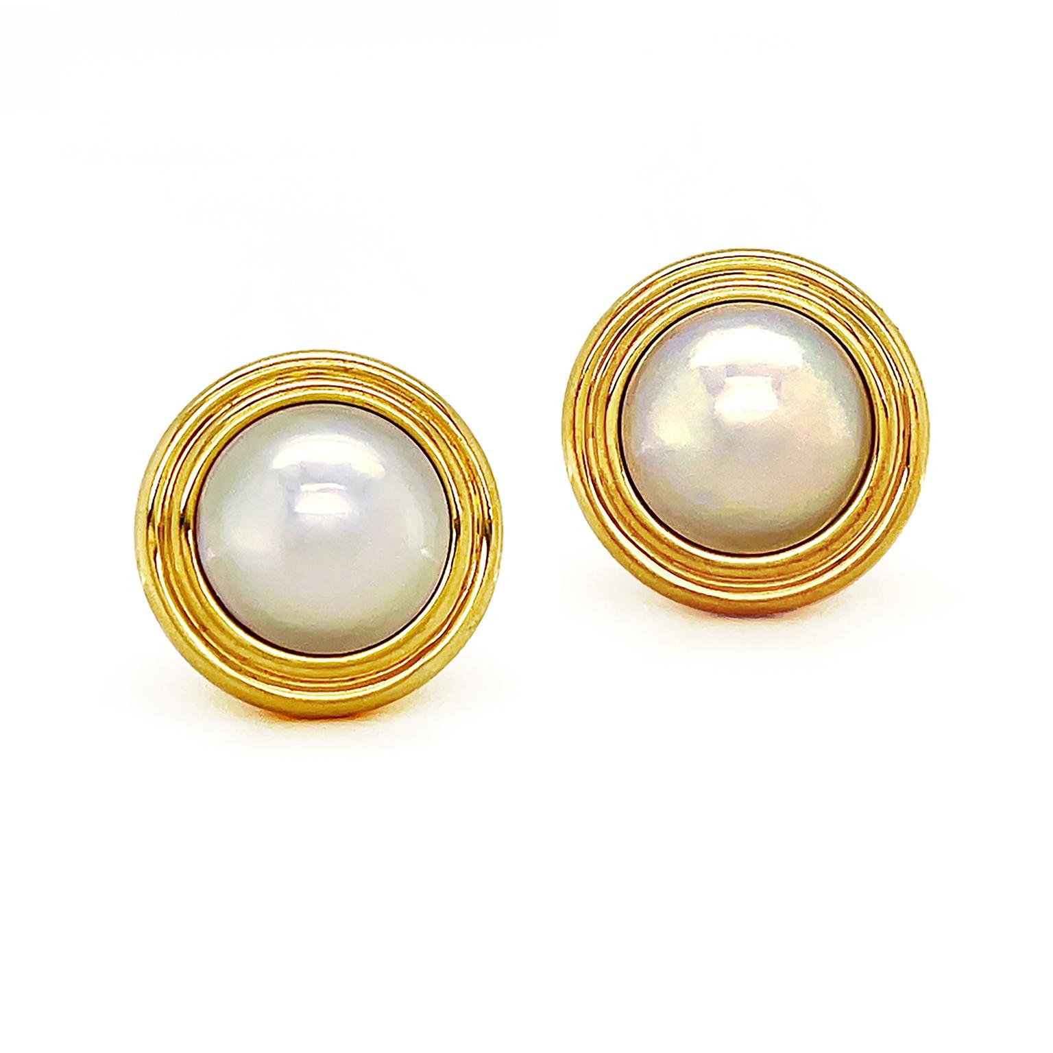 18K Yellow Gold Mabe Pearl Double Rim Earrings In New Condition For Sale In New York, NY