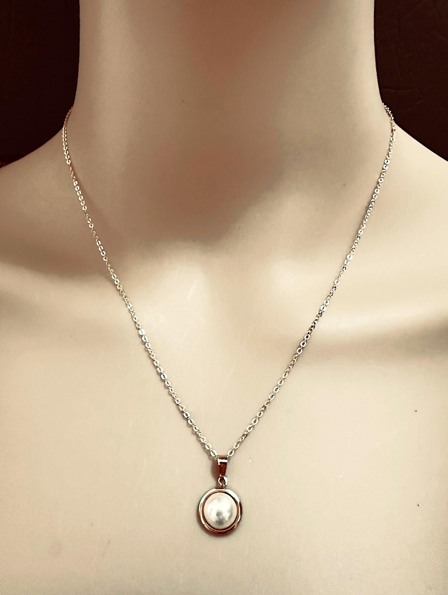 This is a beautiful classic pearl pendant and it's on a stunning 18k yellow gold chain.  The chain is cut so it just shimmers and shines.  The chain is 18 inches long and marked 
