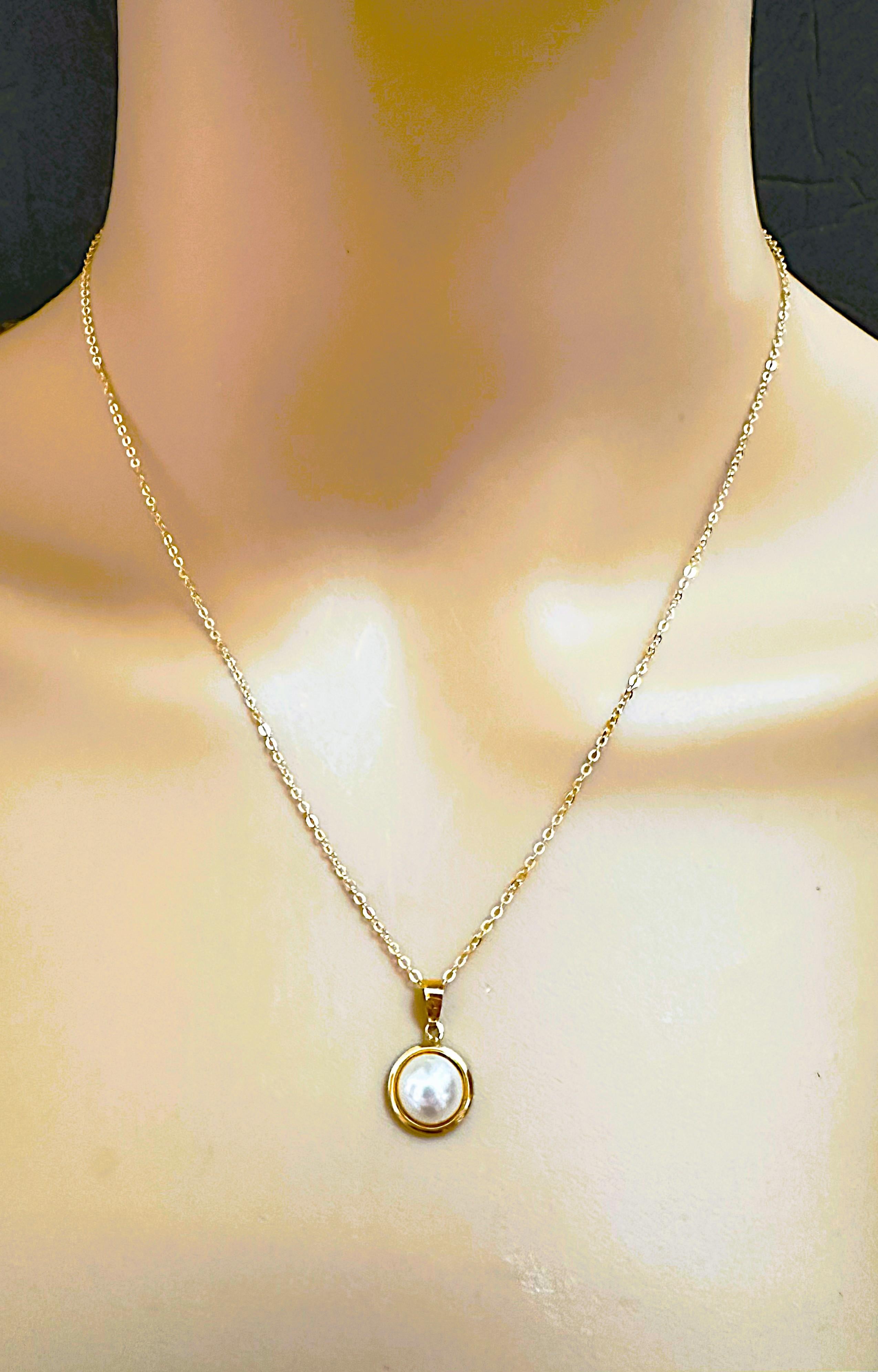 Round Cut 18K Yellow Gold Mabe Pearl Pendant & 18k Necklace Chain - Makers Marks