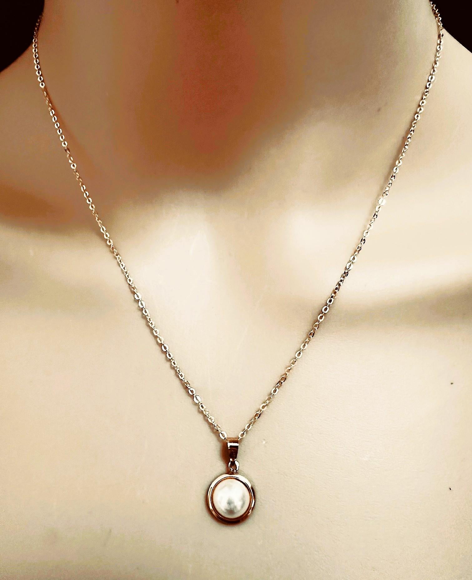 18K Yellow Gold Mabe Pearl Pendant & 18k Necklace Chain - Makers Marks In Excellent Condition In Eagan, MN
