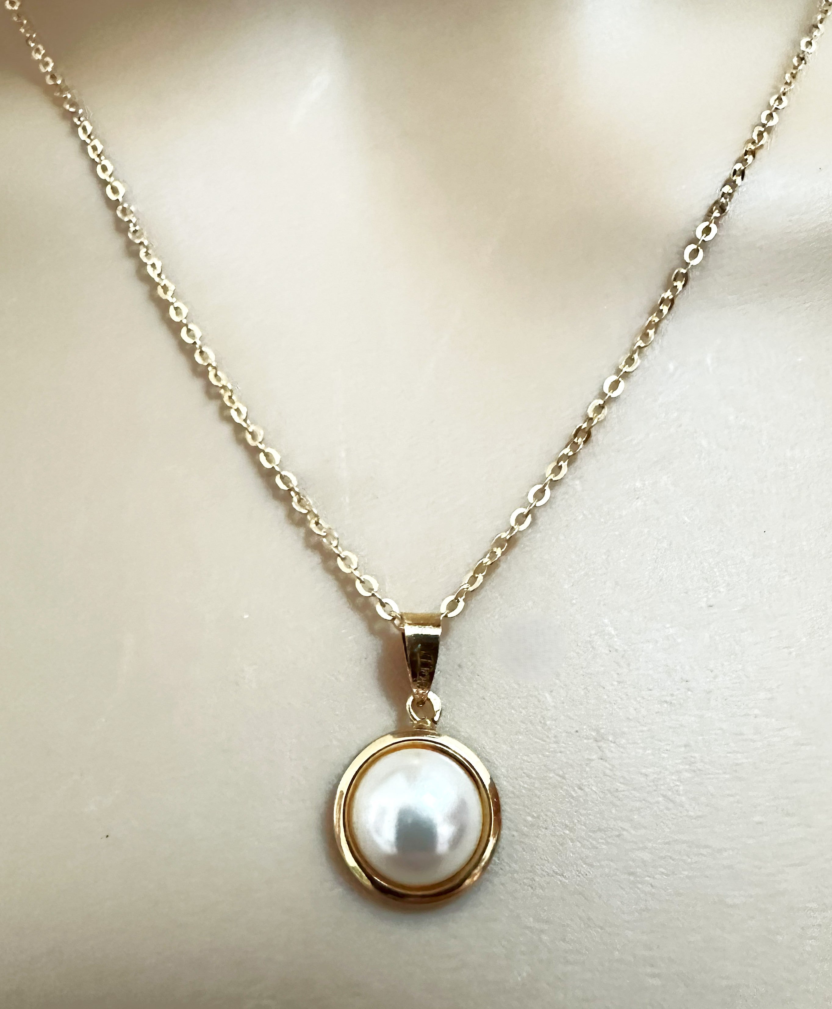 18K Yellow Gold Mabe Pearl Pendant & 18k Necklace Chain - Makers Marks