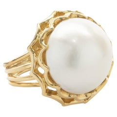 Anello con perla Mabe in oro giallo 18 carati e castone geometrico