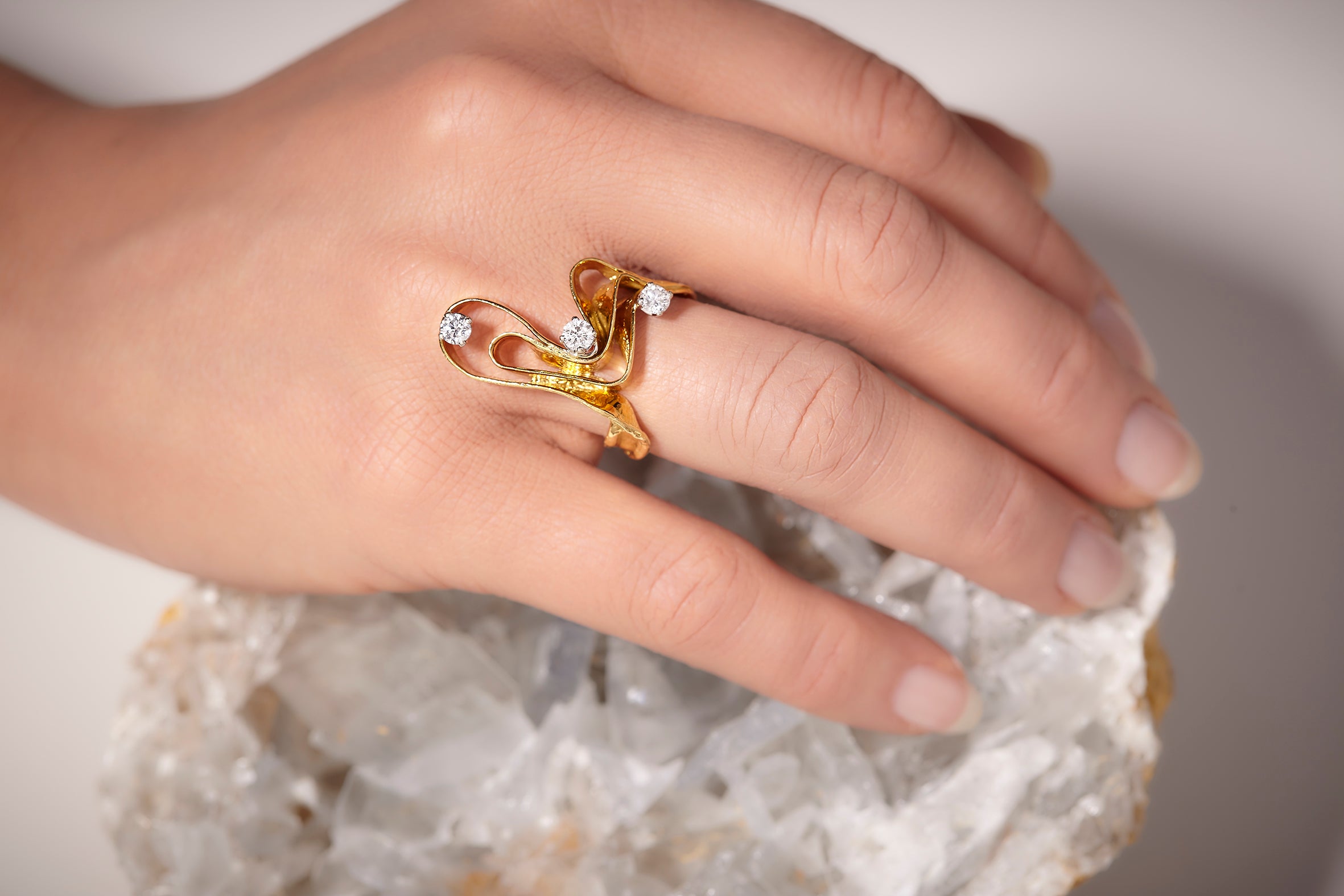Anillo asimétrico de tres piedras en oro amarillo de 18 quilates fabricado en Italia con diamantes rectificados Moderno en venta