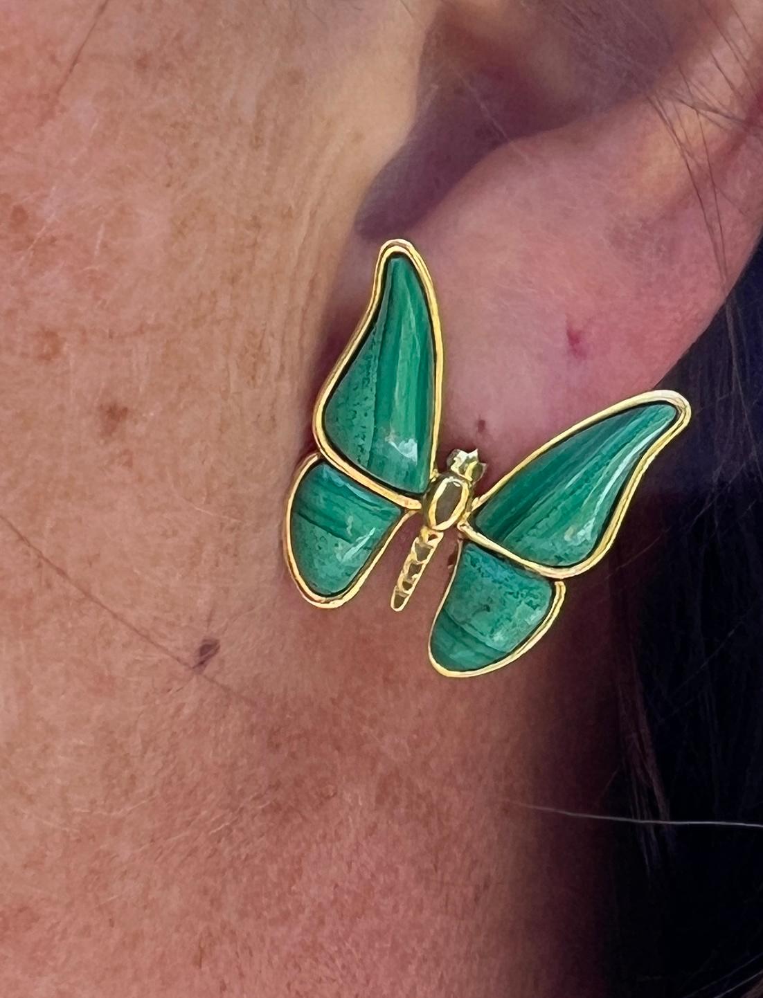 Embrace vintage charm with these exquisite 1980s butterfly earrings, expertly crafted from 18 karat yellow gold. Each earring is beautifully set with eight slabs of rich green malachite, adding a vibrant touch to the intricate butterfly design.