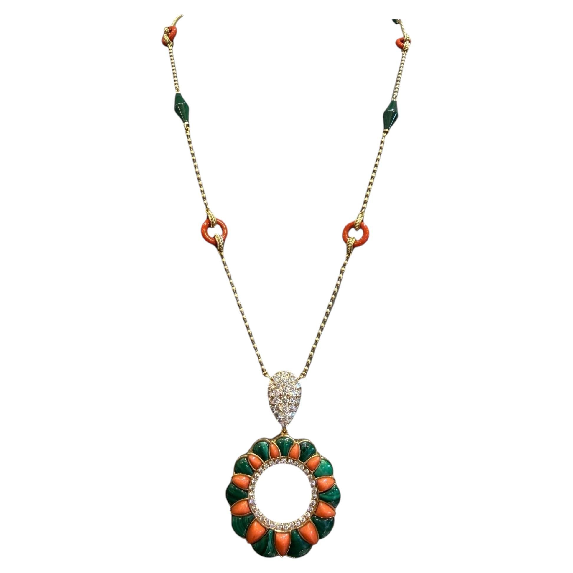 Collana lunga in oro giallo 18 carati con corallo, malachite e diamanti, 2,50 ct