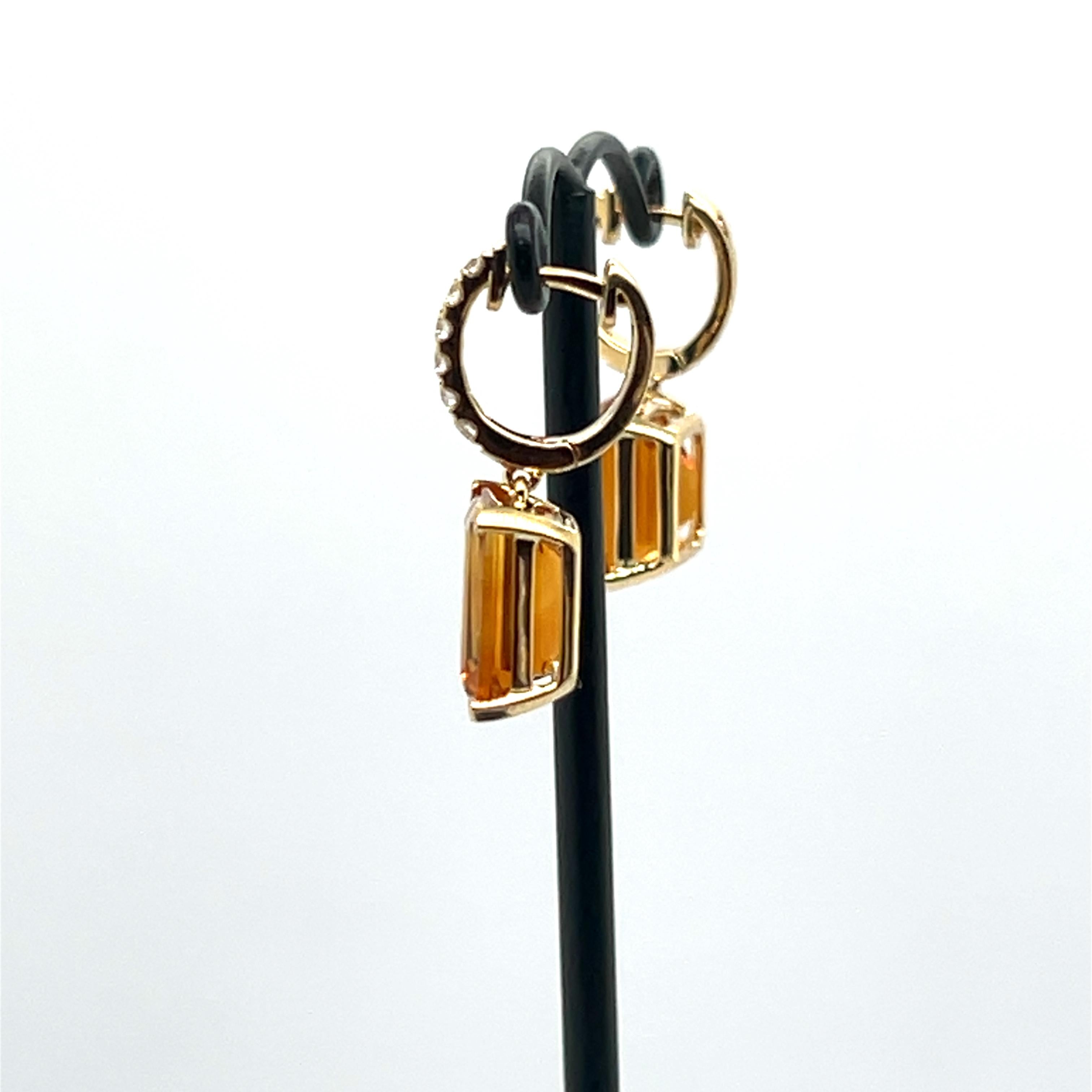Orecchini in oro giallo 18 carati con citrini mandarini e diamanti

Lasciati incantare dallo splendore solare di questo splendido paio di orecchini in oro giallo 18 carati, dove la brillantezza dei diamanti incontra il caldo e vibrante bagliore del