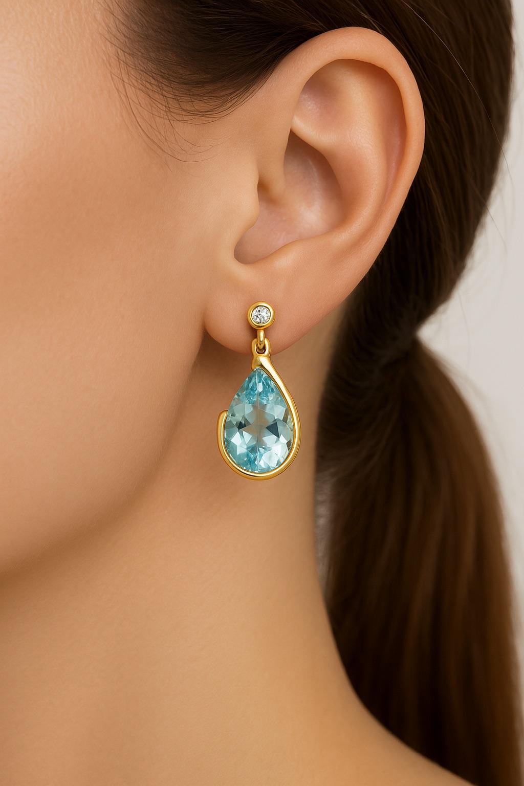 Un paio di orecchini in oro giallo 18k firmati Manfredi con un diamante taglio brillante e un'acquamarina a forma di pera. Marchio di garanzia per l'oro 18 carati e timbro del laboratorio italiano. 

Tutti i nostri articoli sono antichi o vintage.