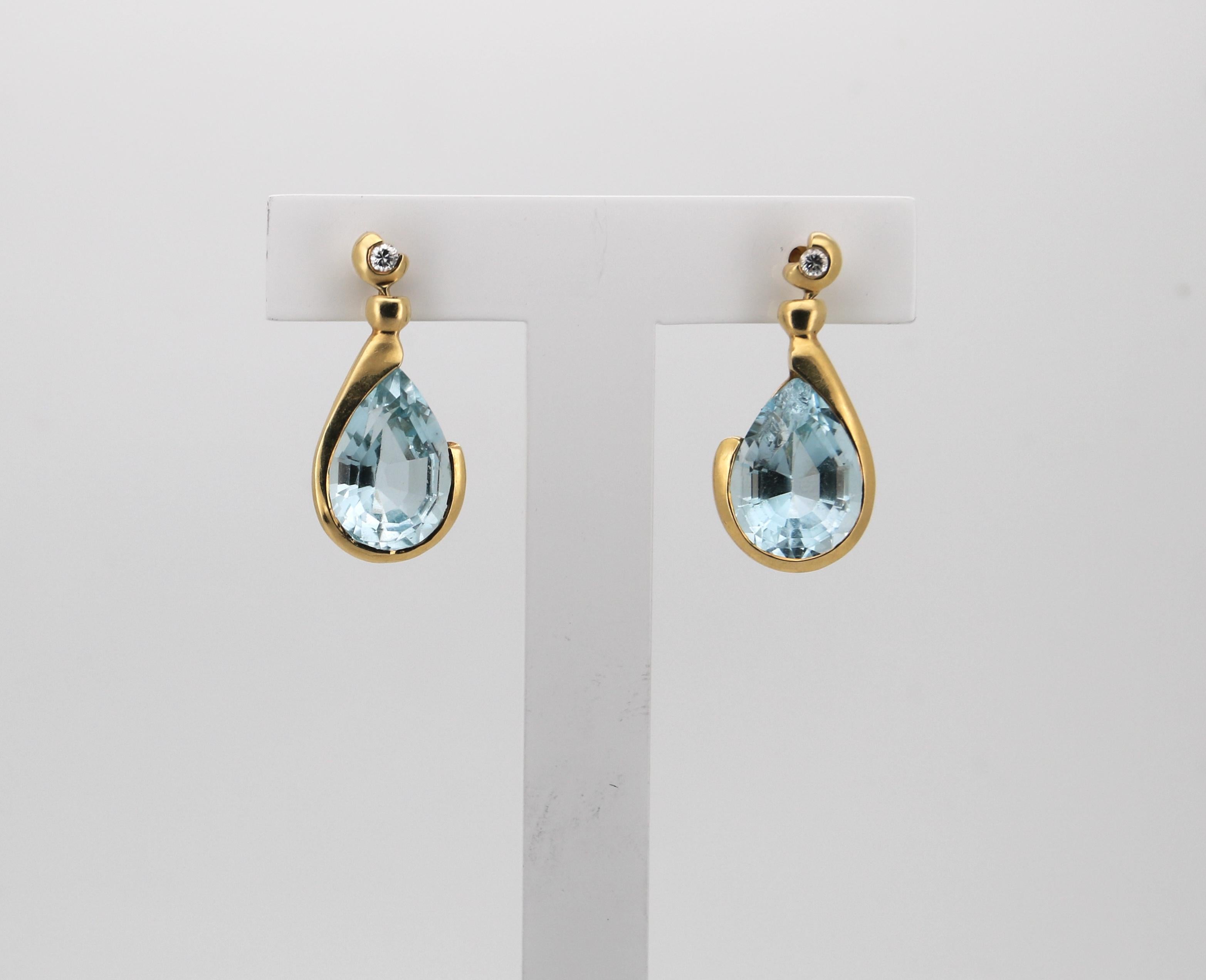 Moderno Orecchini Manfredi in oro giallo 18 carati con acquamarina e diamanti in vendita