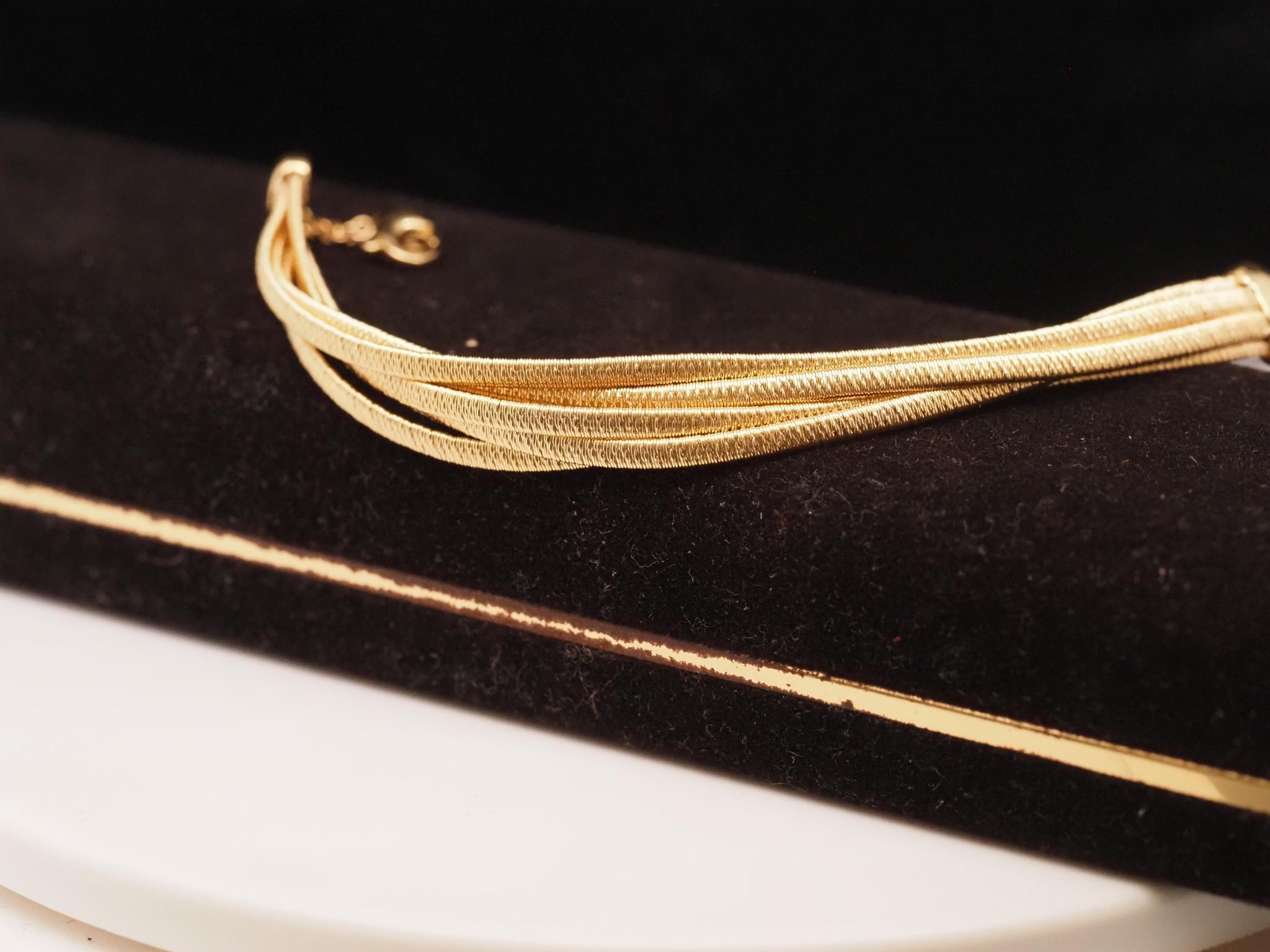 Item Details:
Metal Type: 18K Yellow Gold [Hallmarked, and Tested]
Weight: 17.1 grams (All Items Total)
Bracelet Length Measurement: 7 Inches Long
Bracelet Width Measurement: .3 Inches Wide
Condition: Excellent
Era: Contemporary