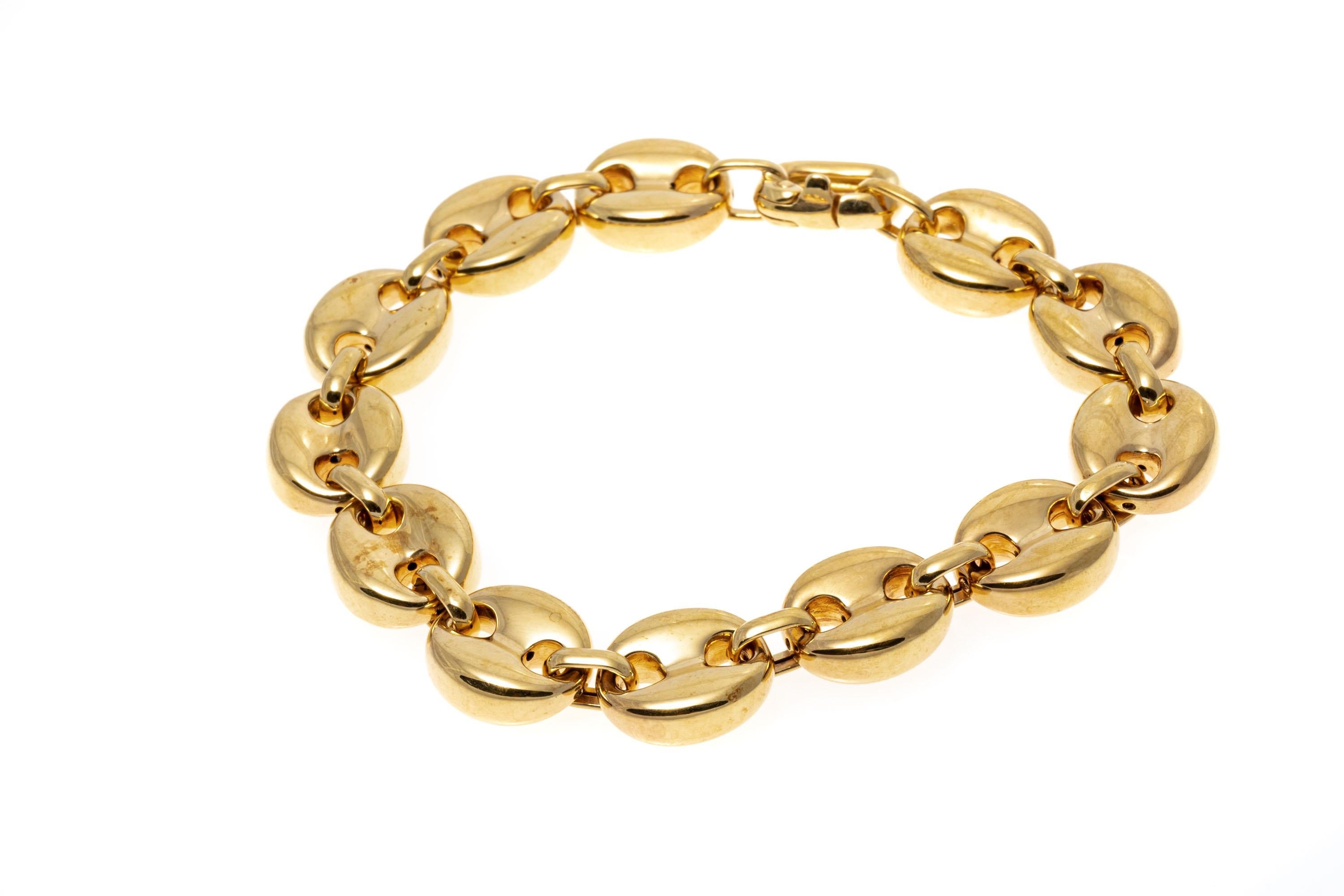 Handsome chain bracelet displaying puffed anchor style links crafted of 18K yellow gold, with a bright polished finish. Leaver style clasp.
Marks: 18K Italy
Dimensions: 8