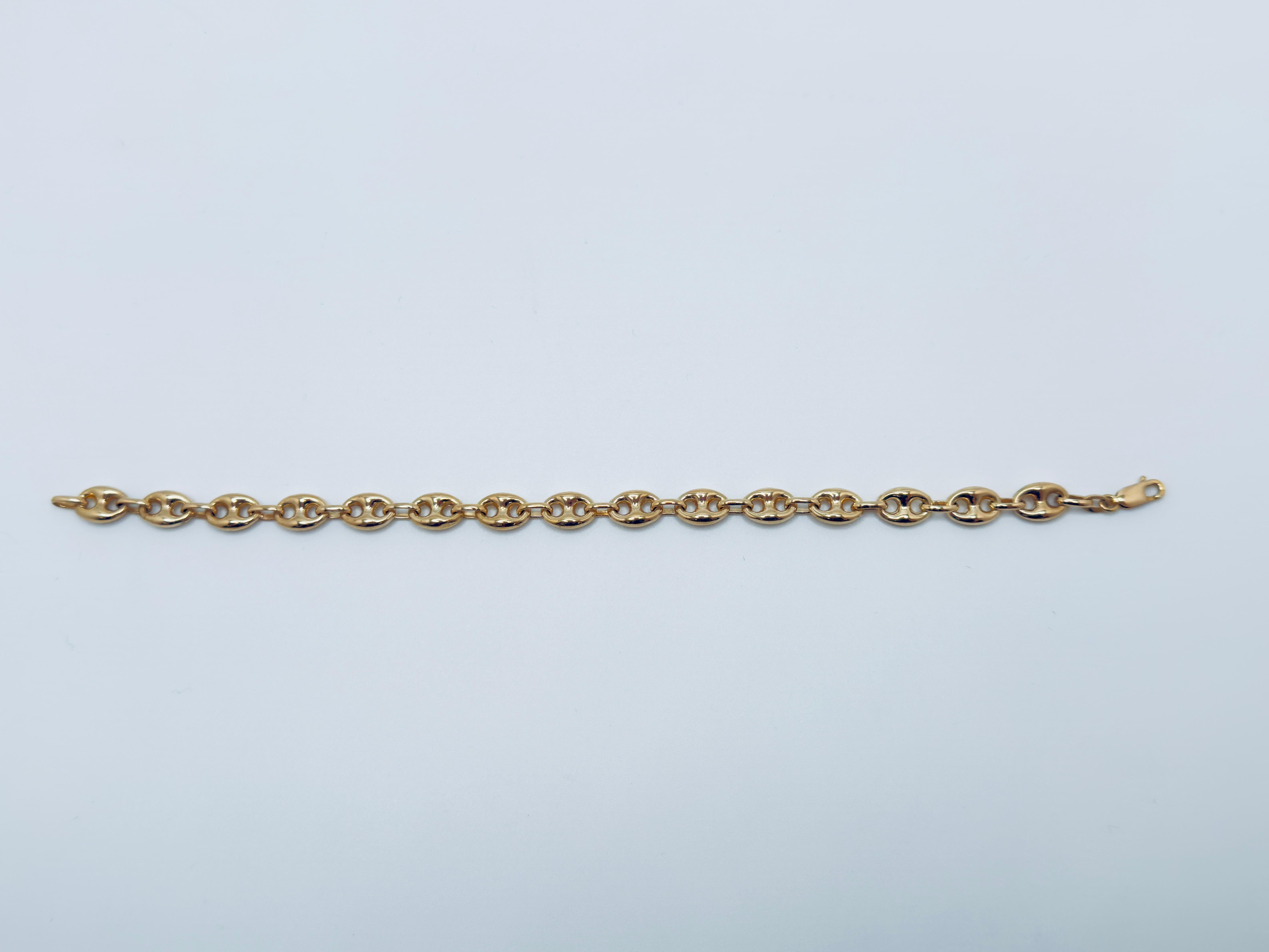 Questo elegante braccialetto è finemente realizzato in lussuoso oro giallo 18 carati e progettato nell'intramontabile stile delle maglie di Marin. Con una lunghezza di 8 pollici, si drappeggia con grazia sul polso, offrendo comfort e raffinatezza.
