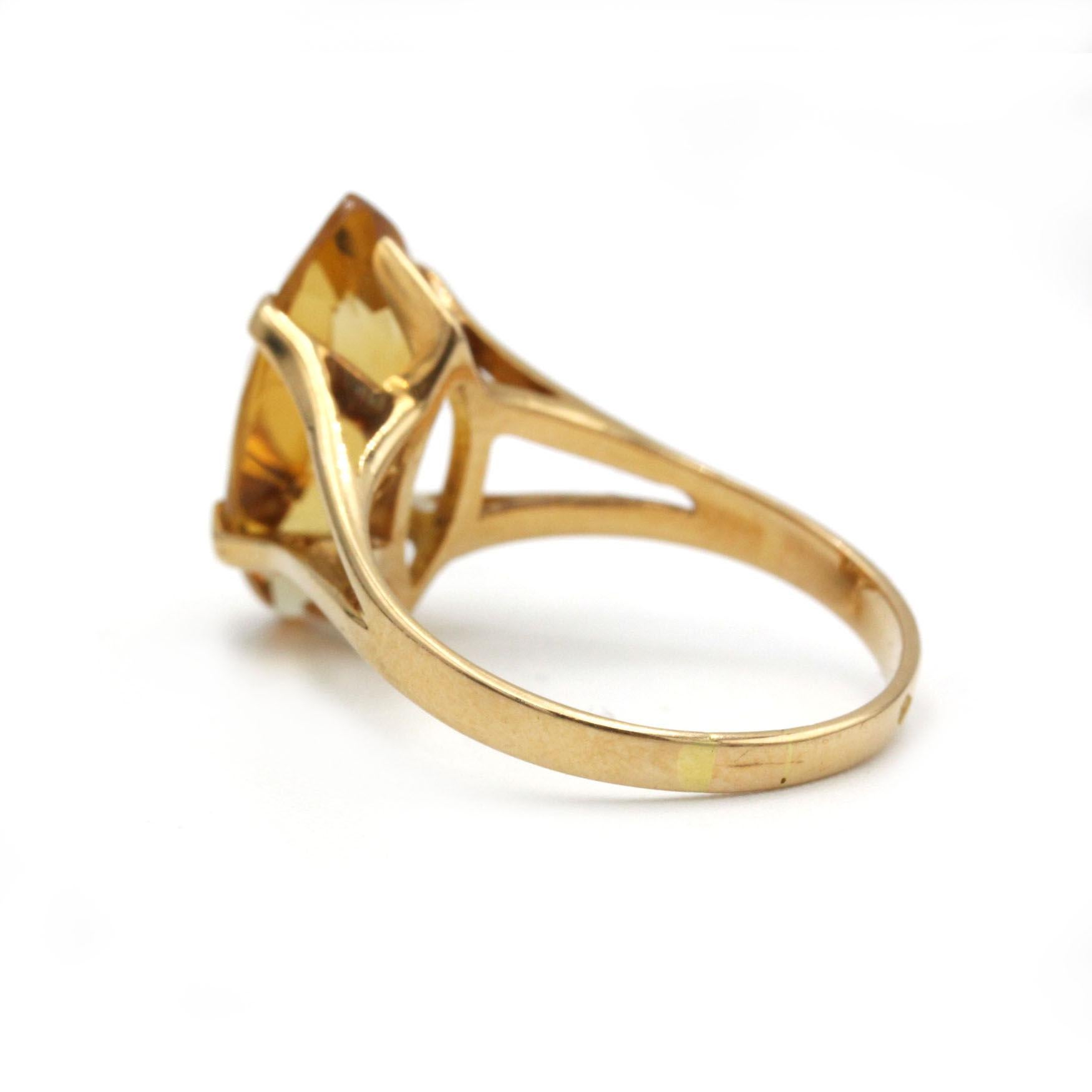 Eleva tu colección con este impresionante anillo de cóctel de oro amarillo de 18 quilates, centrado en un vibrante citrino talla marquesa de aproximadamente 5 quilates. Expertamente facetado, el citrino miel dorado brilla con resplandor ardiente,