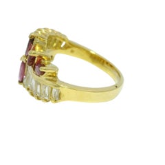 Anello in oro giallo 18k con rubino taglio marquise e diamante taglio baguette affusolato In magazzino