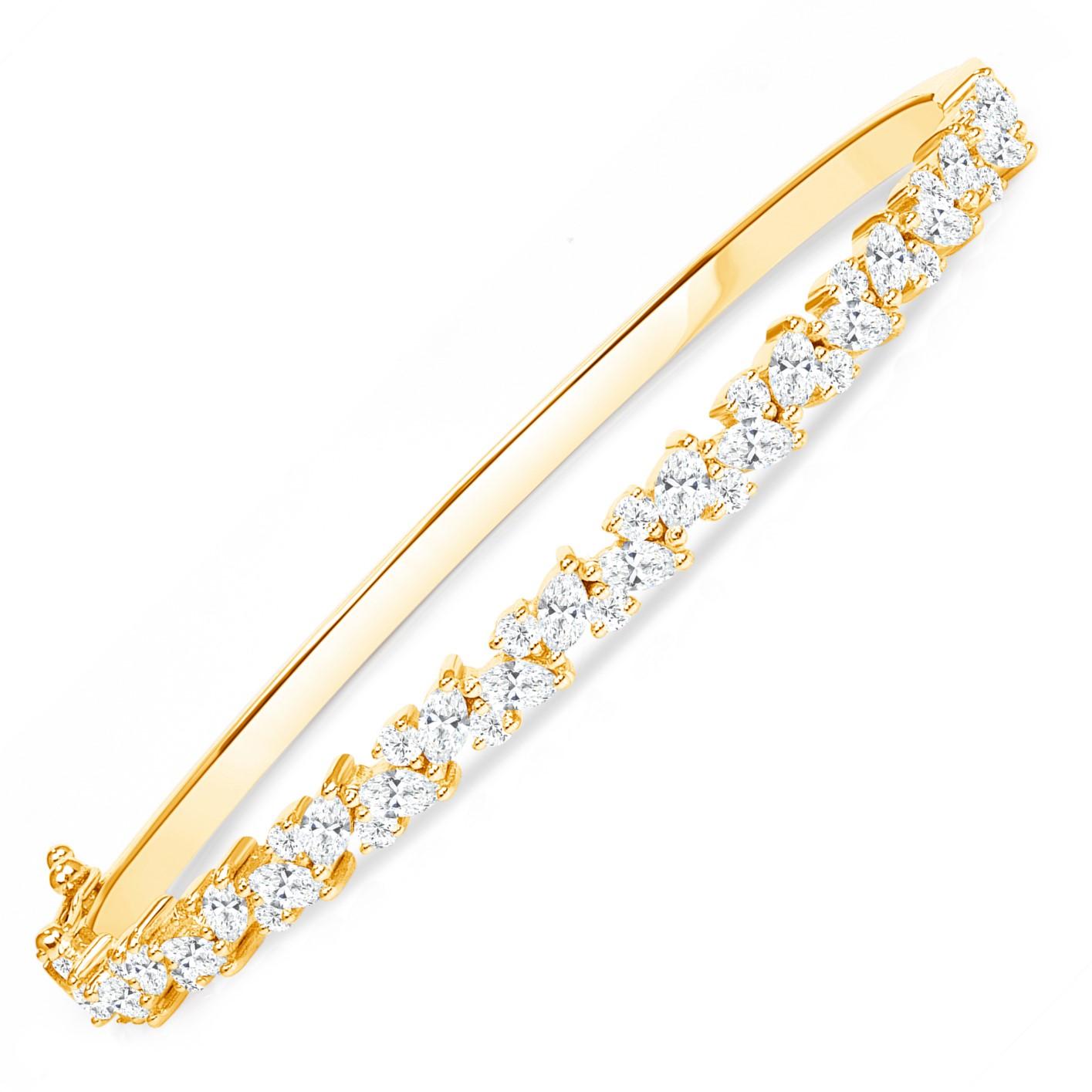 Bracelet massif en or jaune 18K avec diamant marquise  Combiné avec des diamants ronds

Bracelet solide avec une rangée de diamants brillants, ce bangle au design de vigne est un bijou intemporel et éternellement élégant. La combinaison de diamants