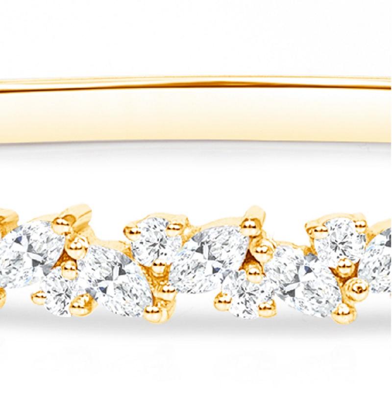 Moderne Bracelet jonc massif en or jaune 18 carats avec diamants marquises  Combiné à des diamants ronds en vente
